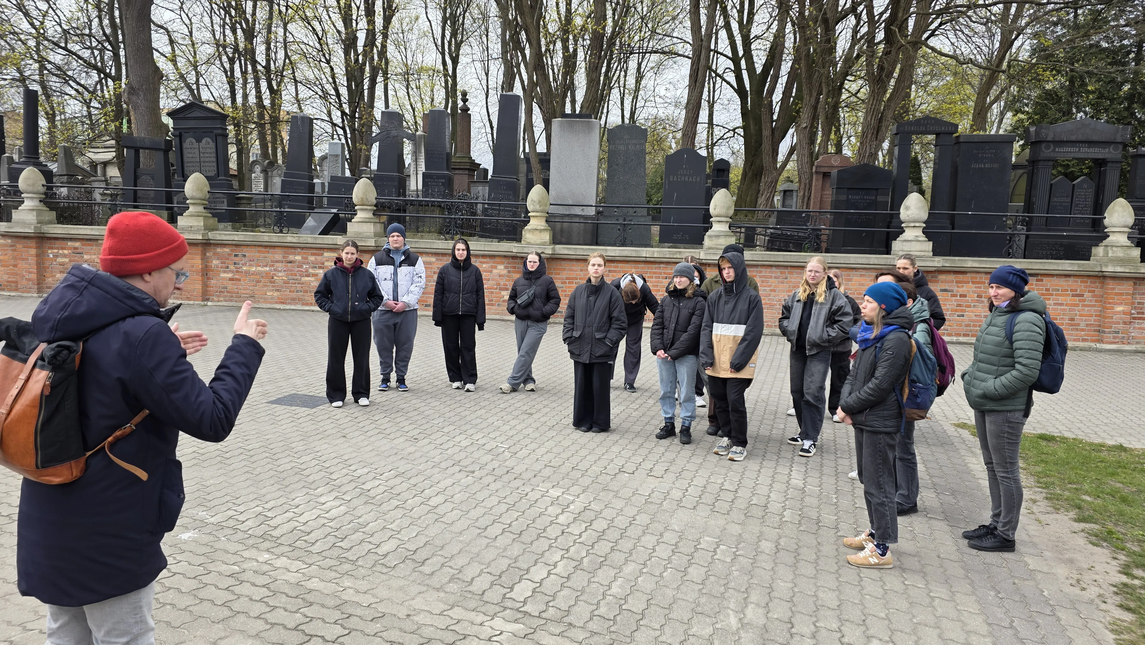 Uczniowie na Cmentarzu Żydowskim w Warszawie