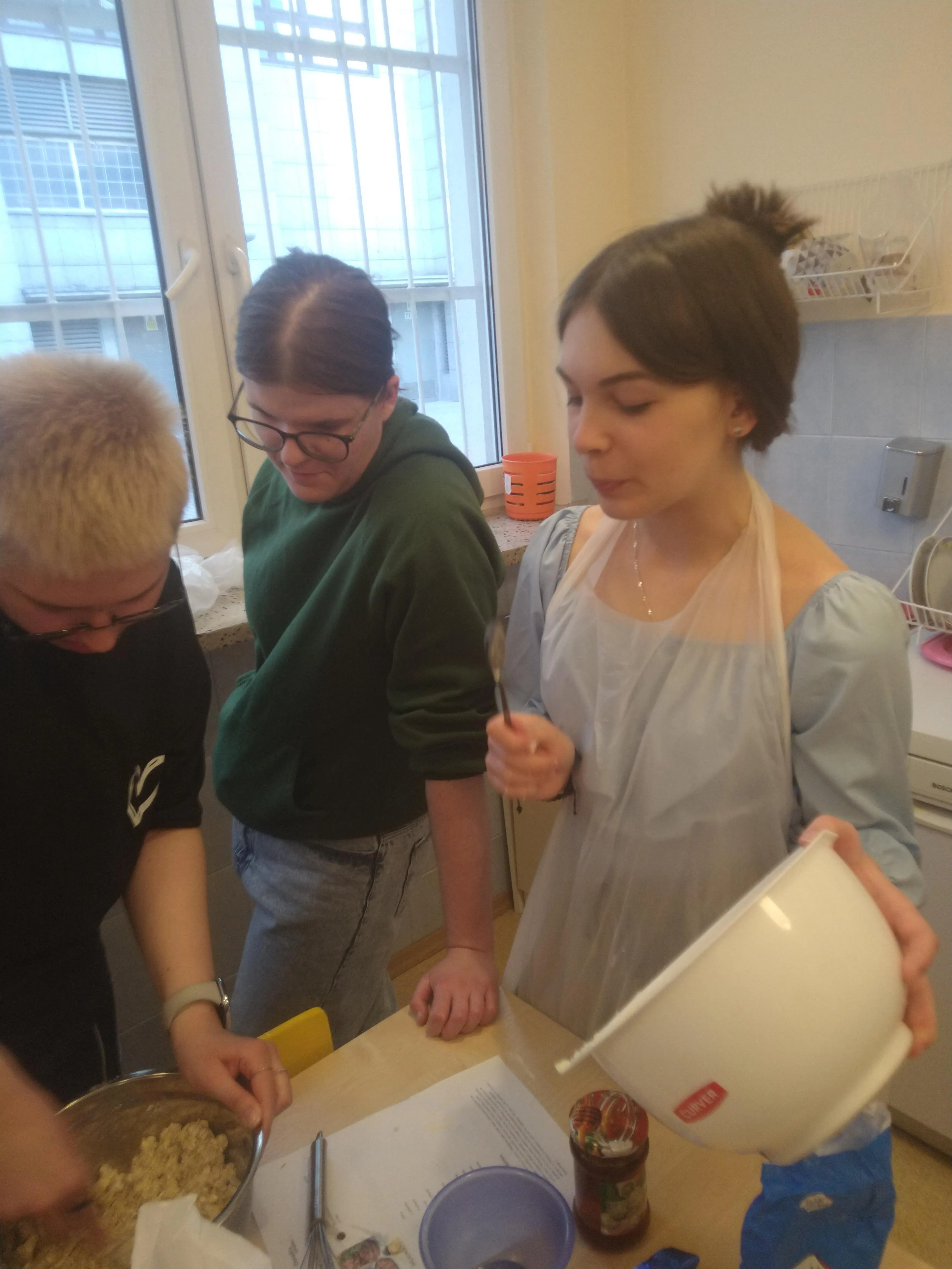Uczniowie piekący ciasteczka