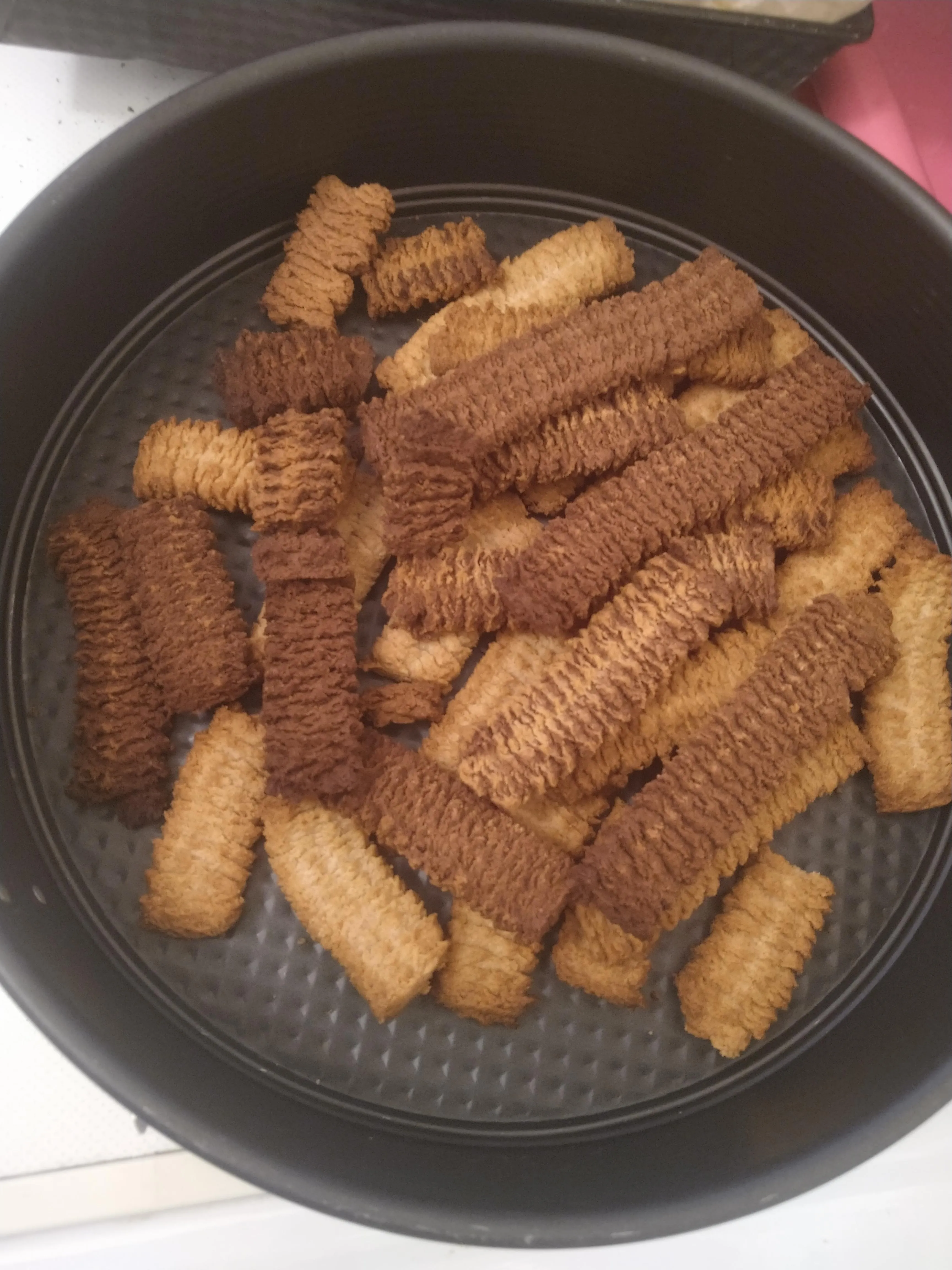 Uczniowie piekący ciasteczka
