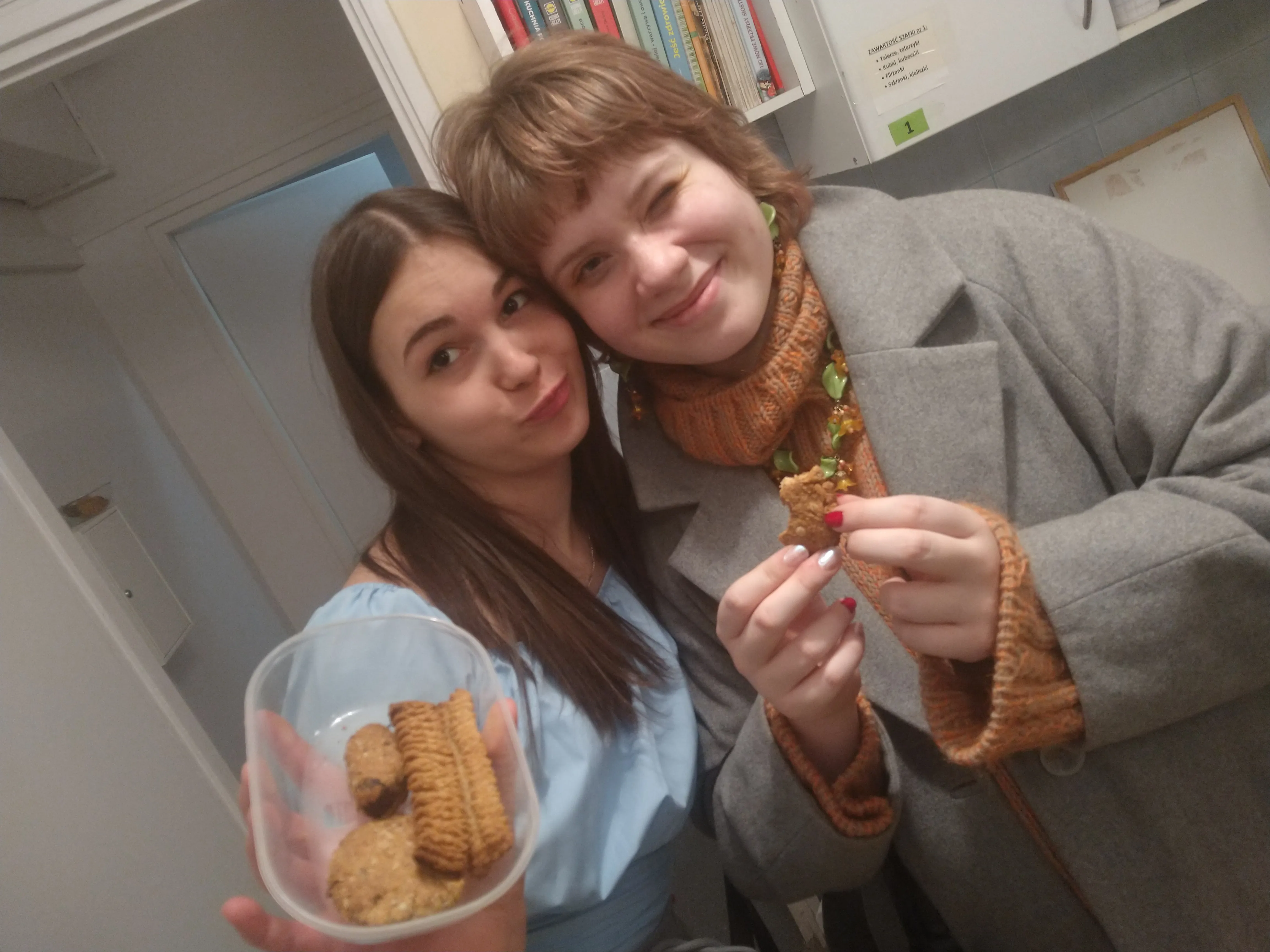 Uczniowie piekący ciasteczka