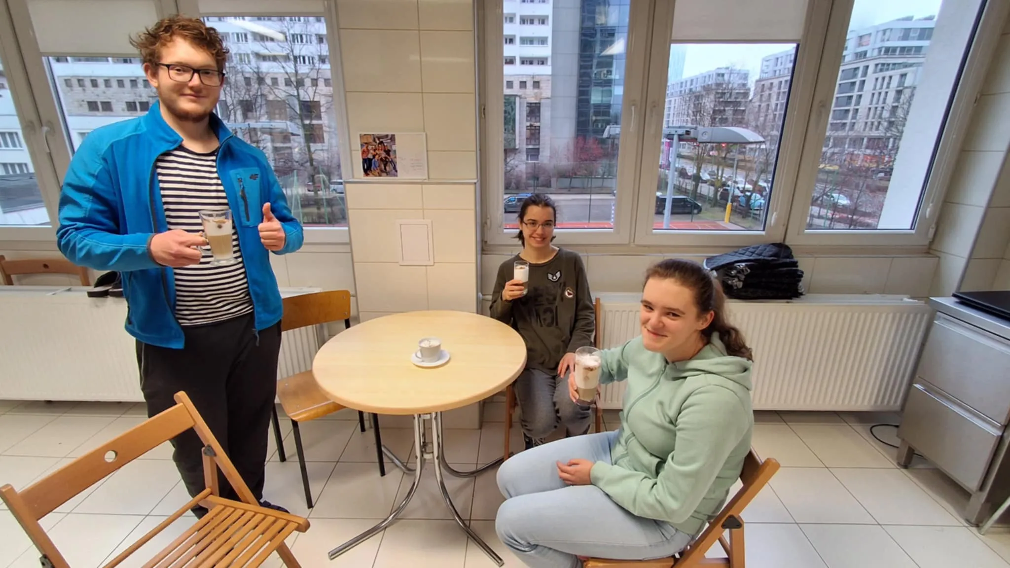 Uczniowie doskonalą umiejętności związane z parzeniem i podawaniem kawy
