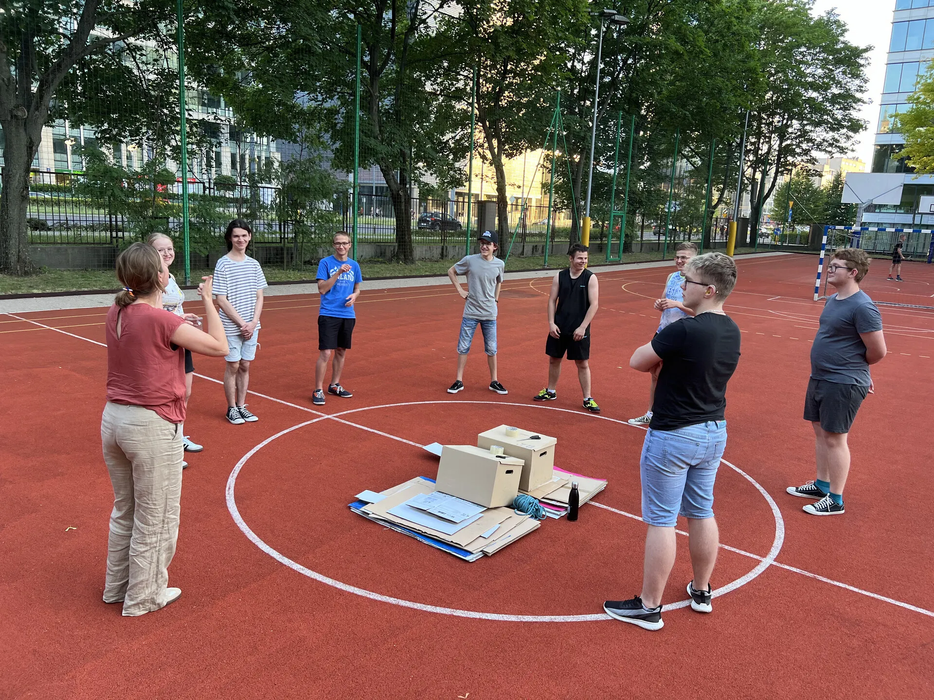 Zabawa integracyjna na boisku "Budowanie mostów zamiast murów"