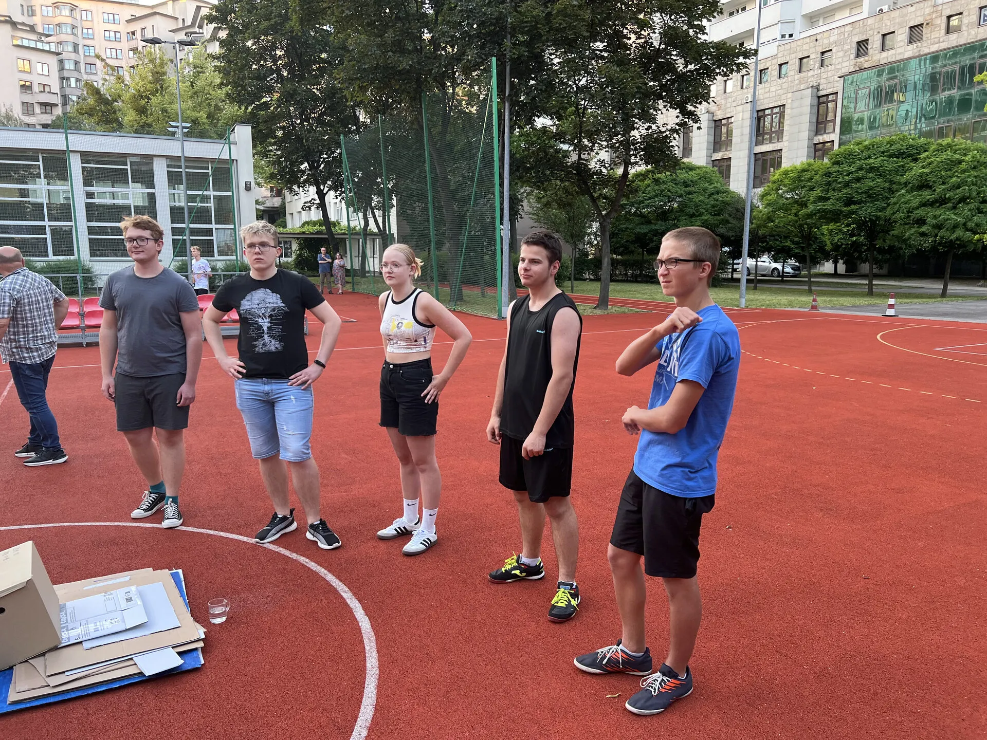 Zabawa integracyjna na boisku "Budowanie mostów zamiast murów"