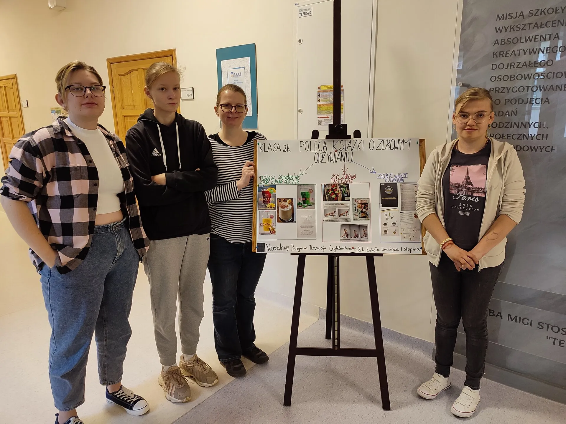 Klasa 2k razem z wychowawczynią Angeliką Niezgodą