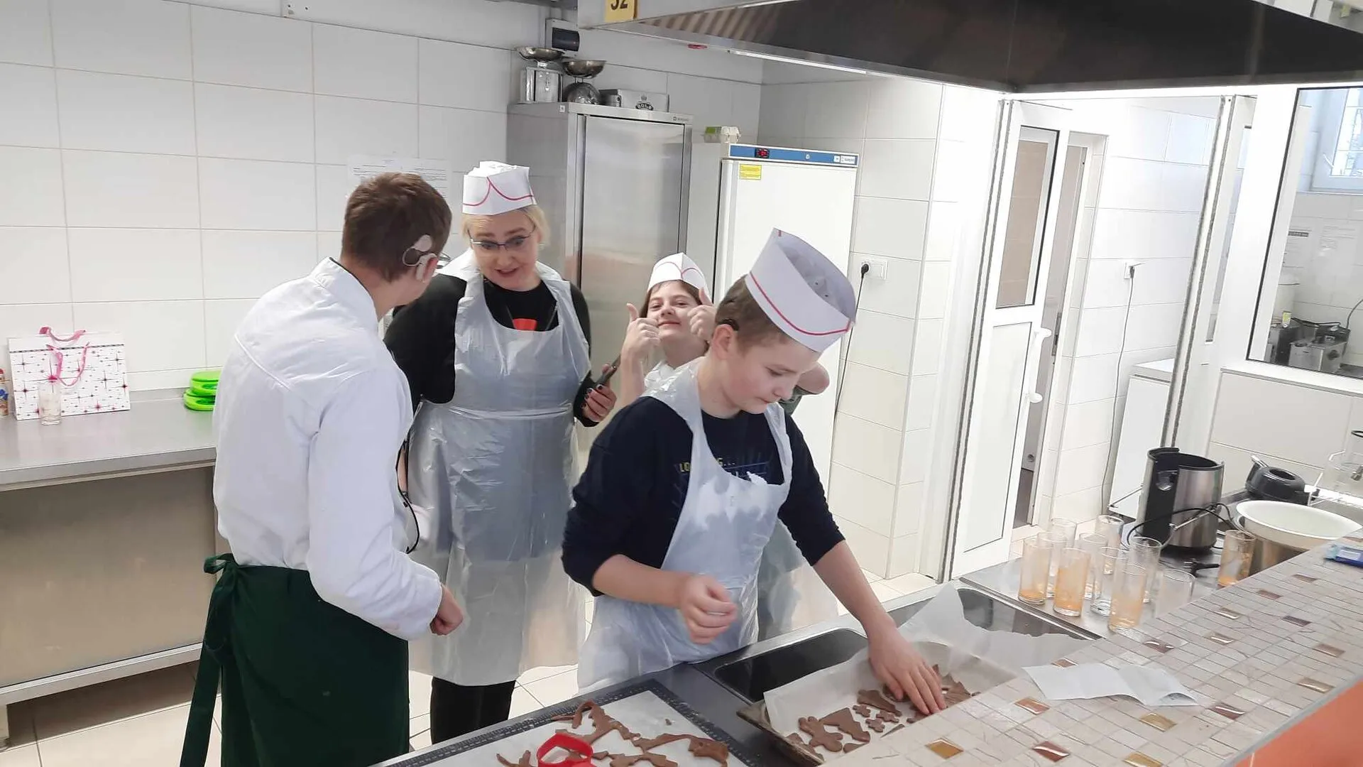 Warsztaty ze zdobienia i sporządzania pierników z klasą 2ka i dziećmi ze szkoły z ul. Twardej