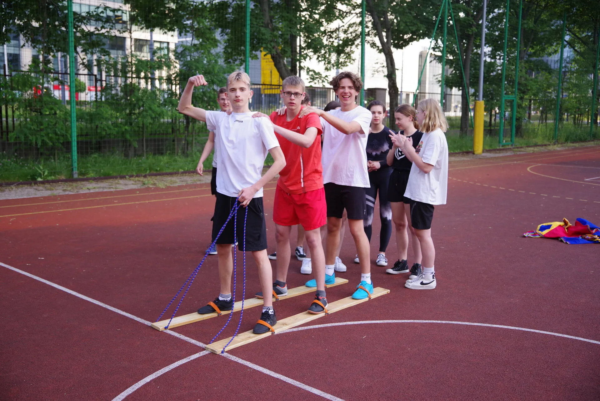 Sport na wesoło "pierwszaki vs. starszaki"
