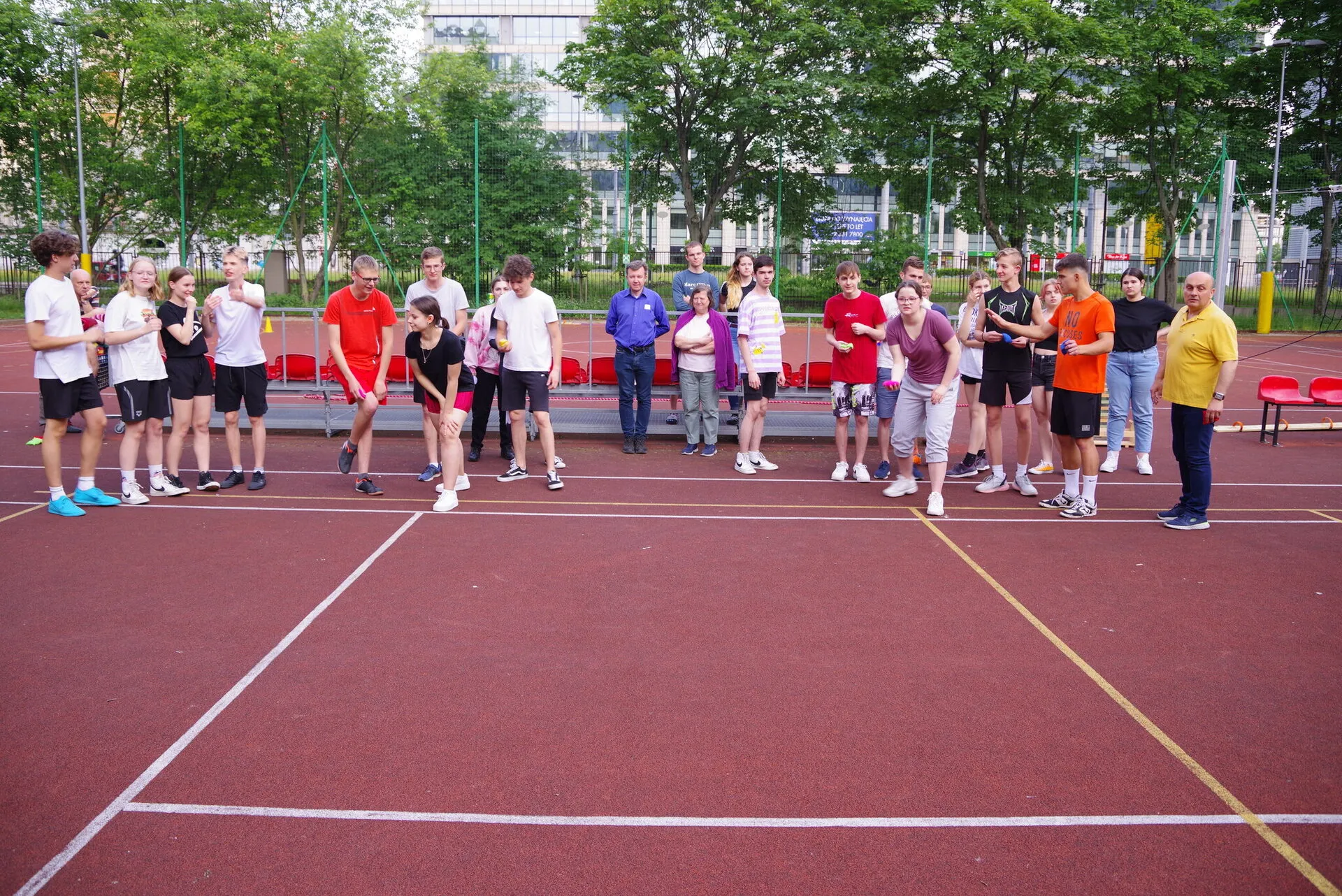 Sport na wesoło "pierwszaki vs. starszaki"