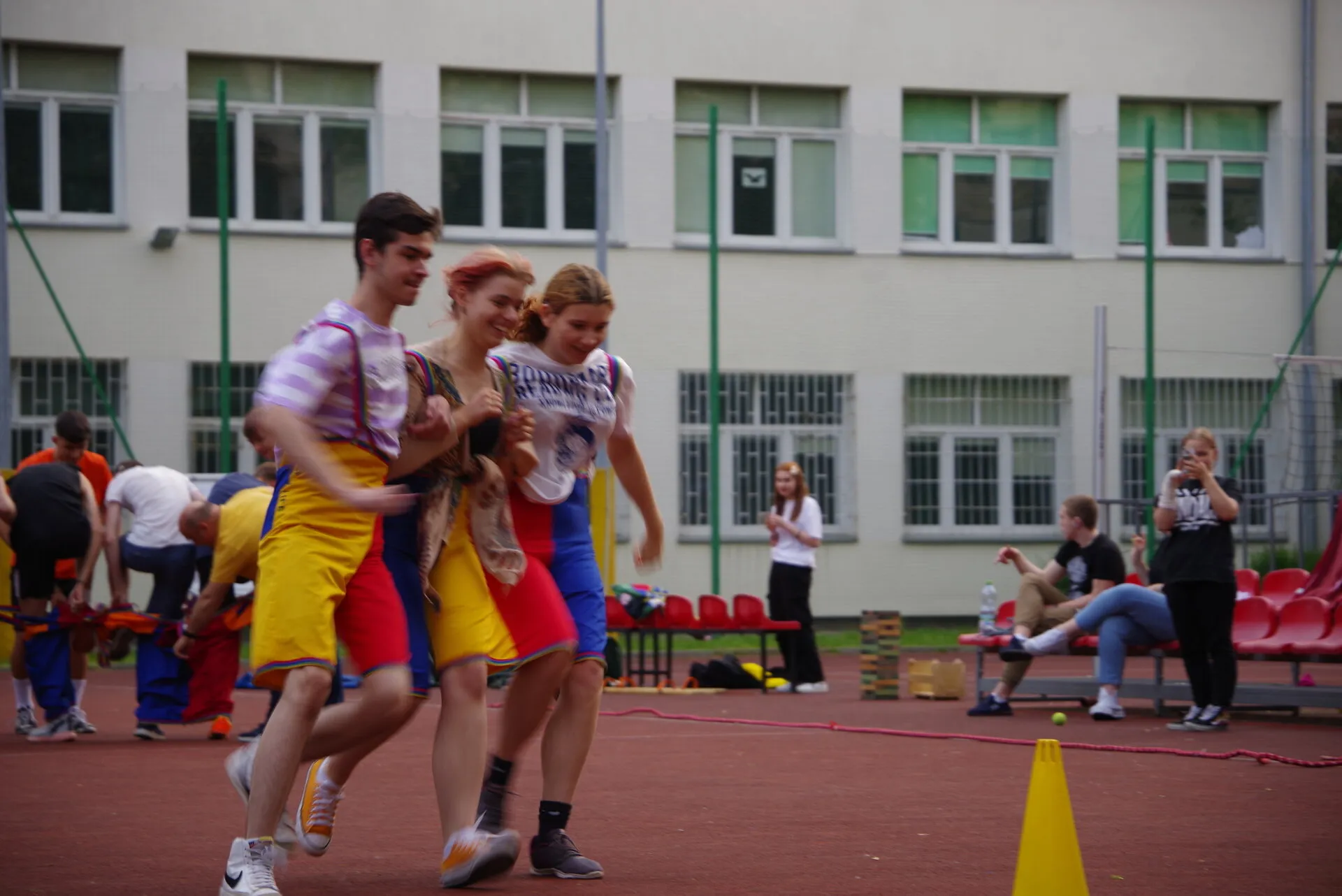 Sport na wesoło "pierwszaki vs. starszaki"