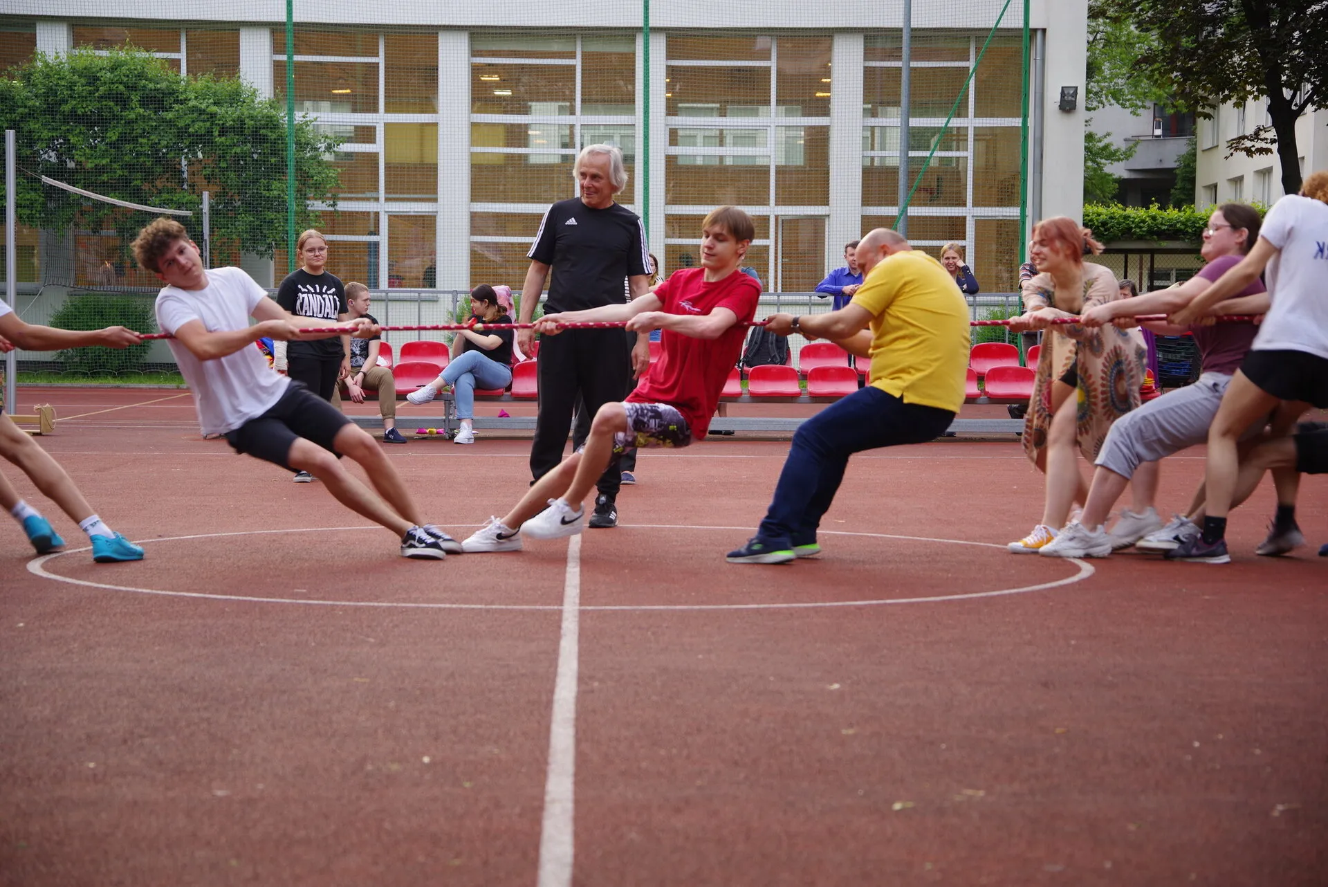 Sport na wesoło "pierwszaki vs. starszaki"