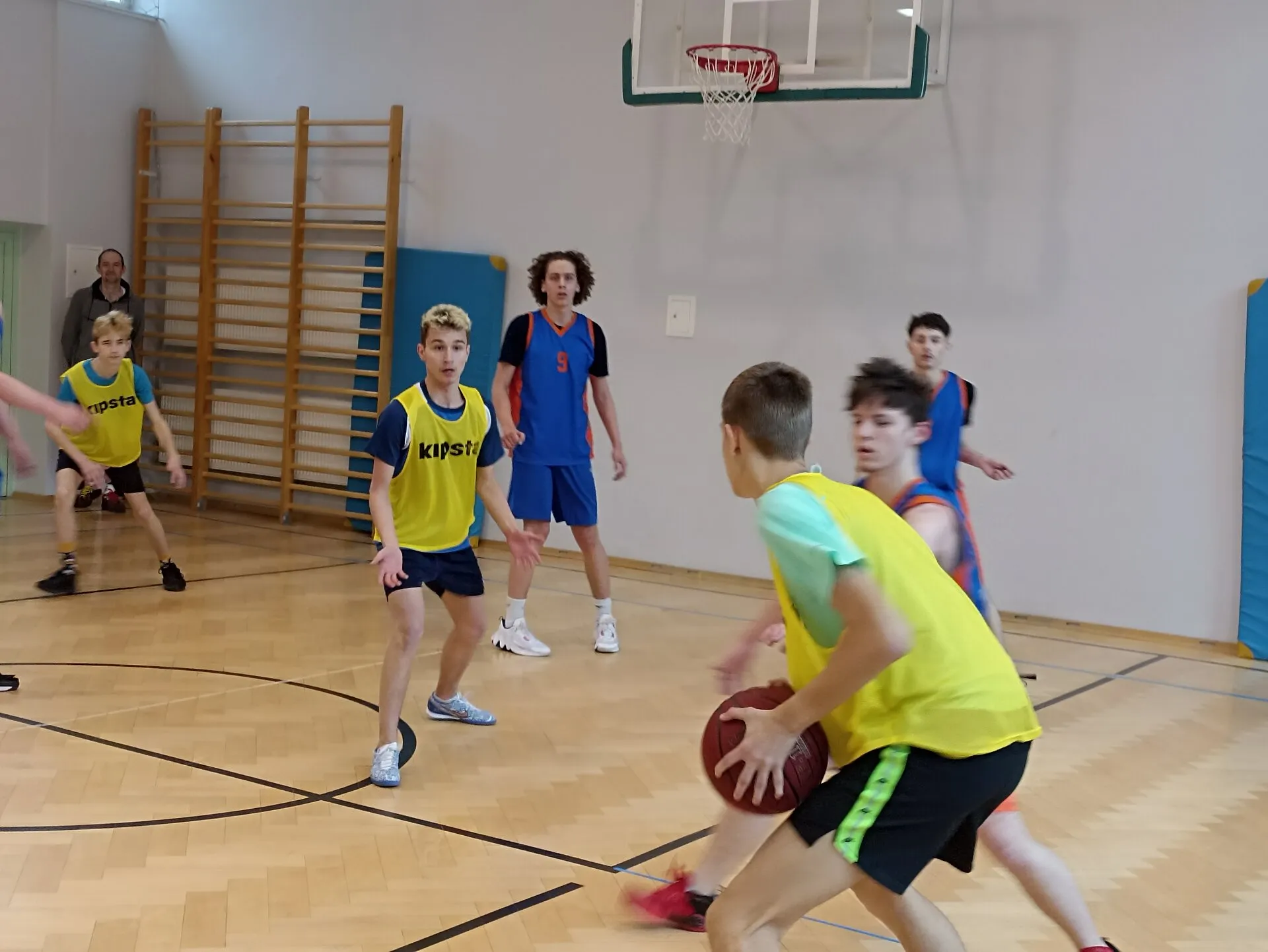 Mecz koszykówki chłopców z Instytutem z Placu Trzech Krzyży