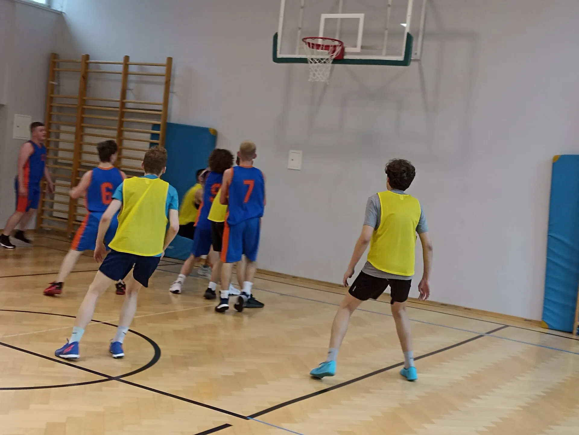 Mecz koszykówki chłopców z Instytutem z Placu Trzech Krzyży