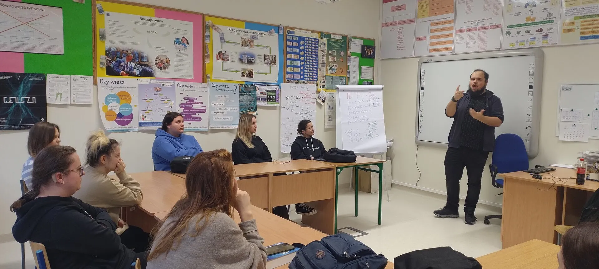 Rozmowa maturzystów z głuchym studentem z UWM w Olszynie