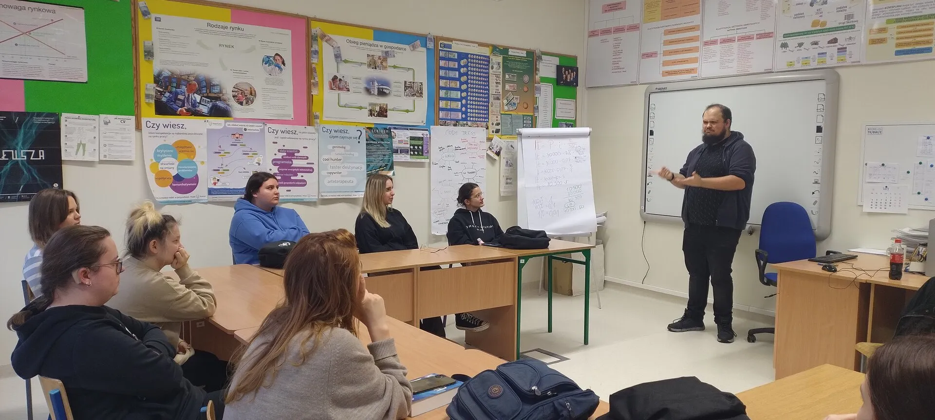 Rozmowa maturzystów z głuchym studentem z UWM w Olszynie