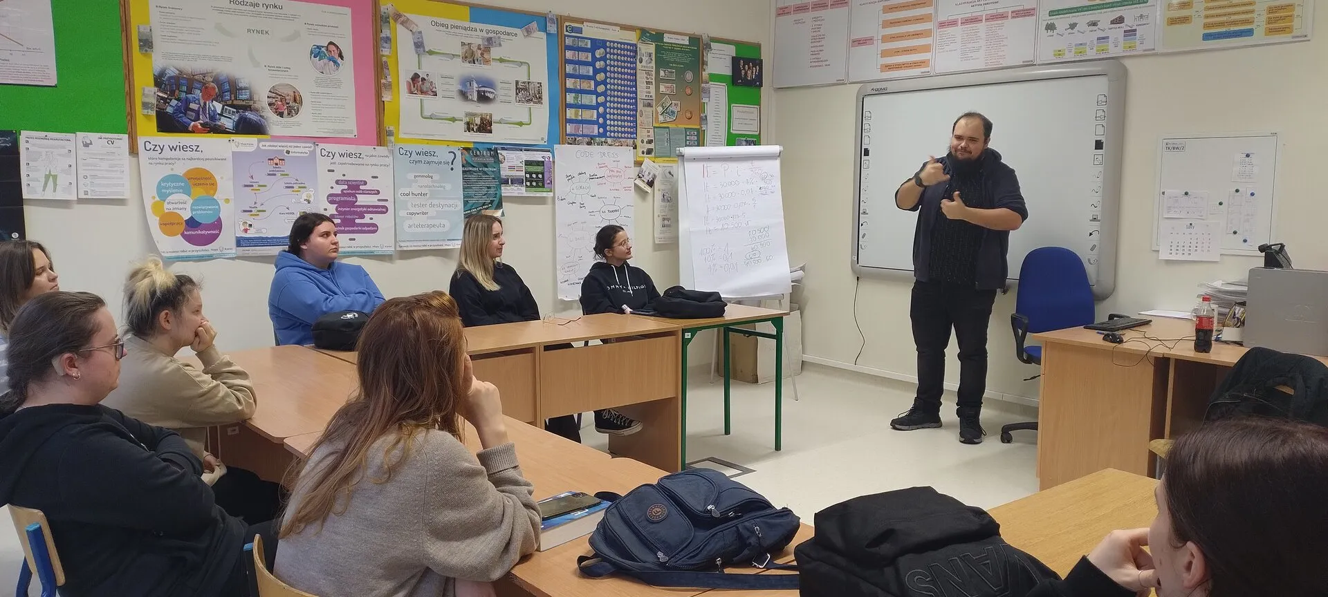 Rozmowa maturzystów z głuchym studentem z UWM w Olszynie