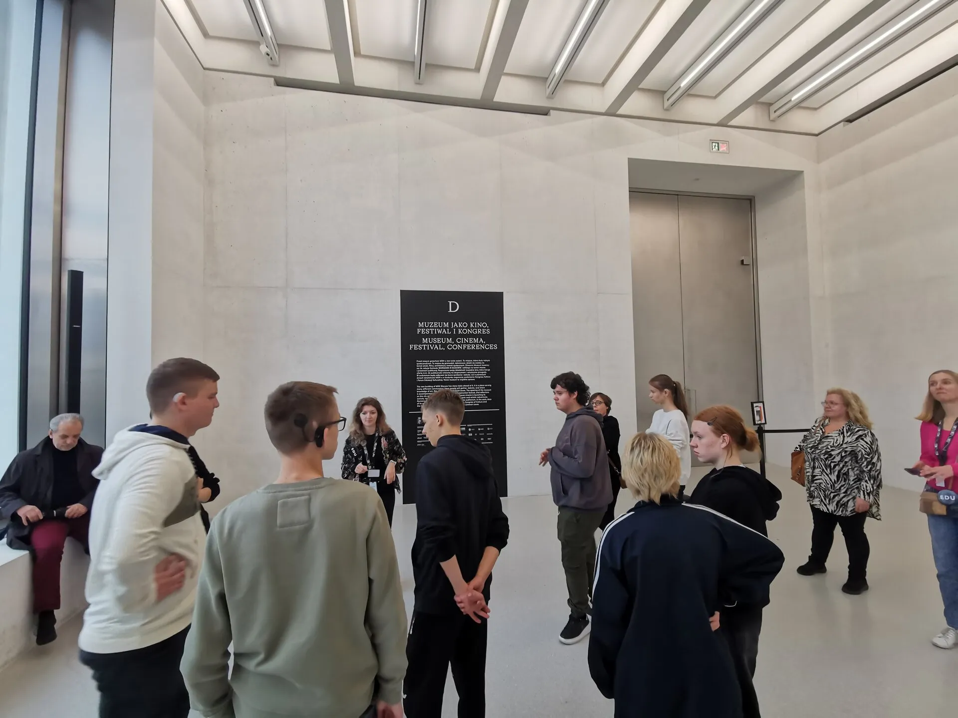 Uczniowie ze szkoły na Łuckiej zwiedzający Muzeum Sztuki Nowoczesnej