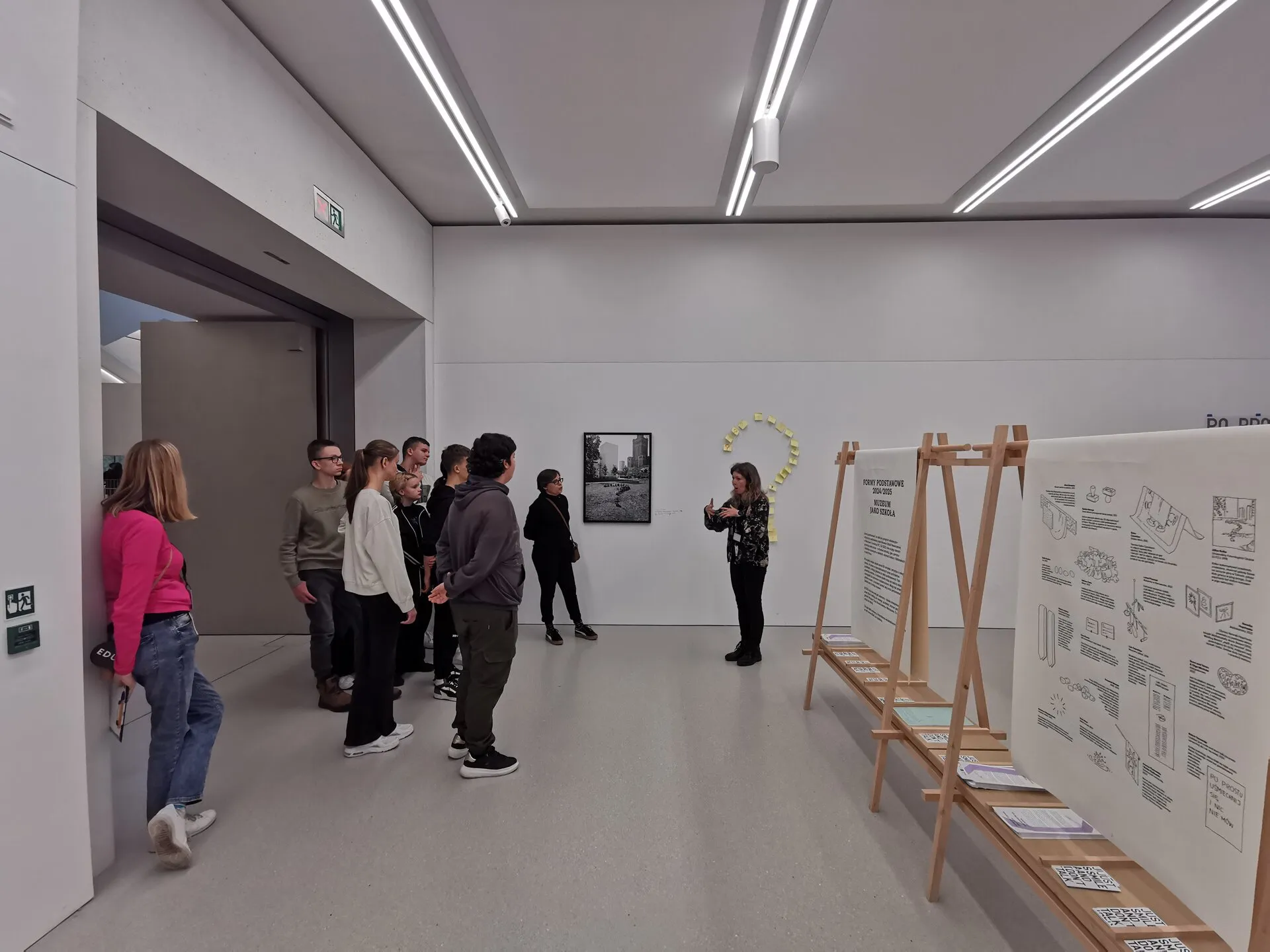 Uczniowie ze szkoły na Łuckiej zwiedzający Muzeum Sztuki Nowoczesnej