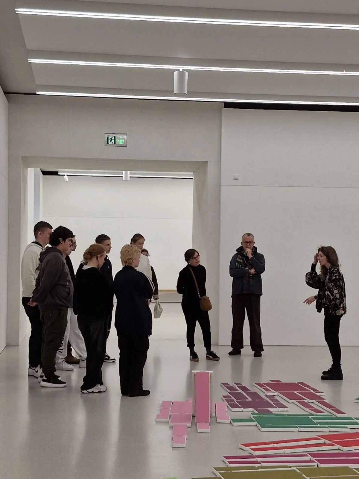Uczniowie ze szkoły na Łuckiej zwiedzający Muzeum Sztuki Nowoczesnej
