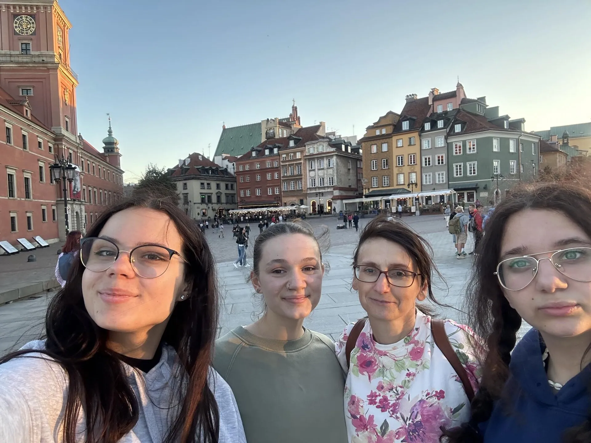 Spacer pierwszoklasistek z grupy I od Nowego Światu do fontann na Rynku Nowego Miasta