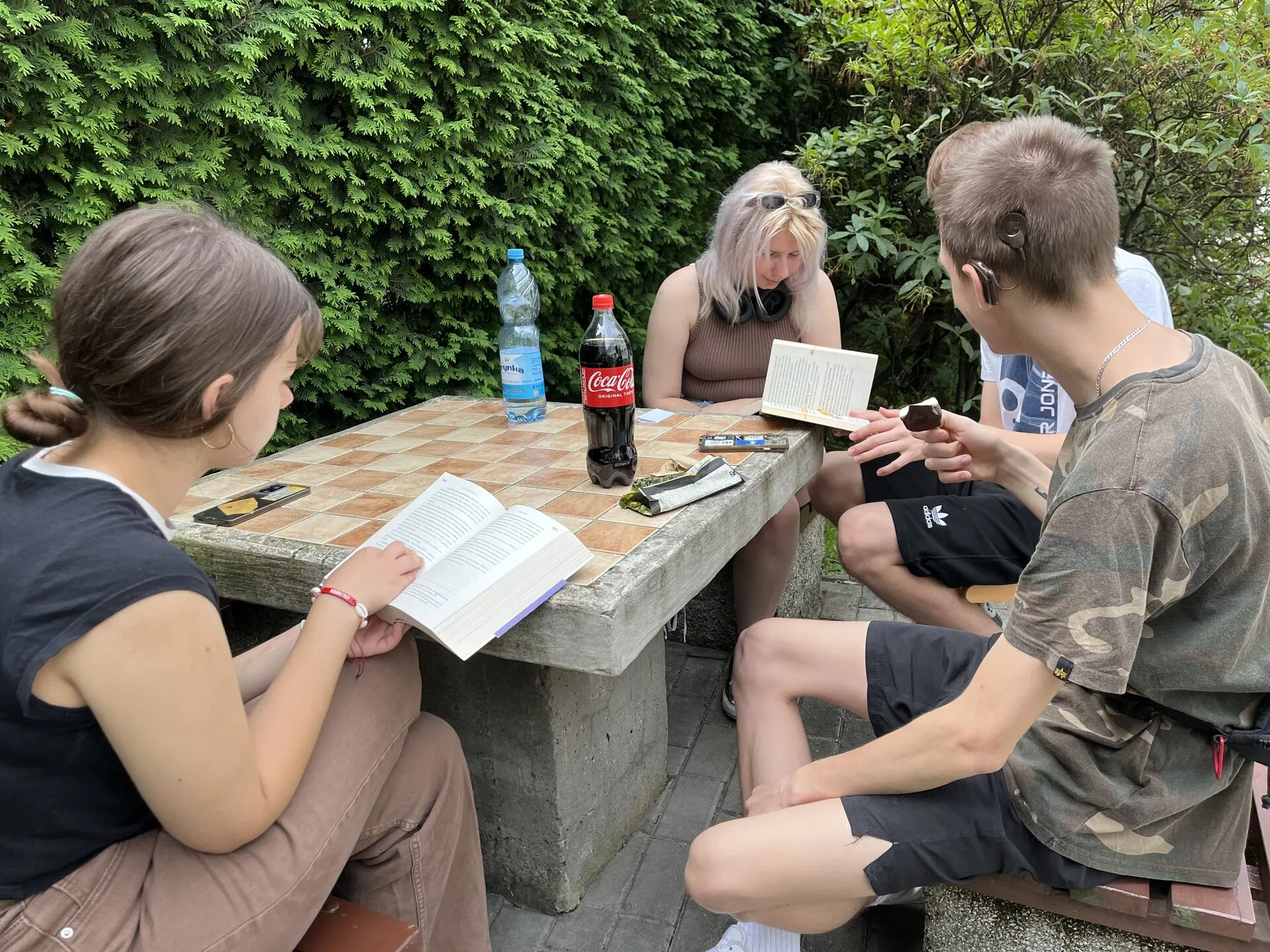 Wspólne czytanie książek "Łucka czyta" w patio