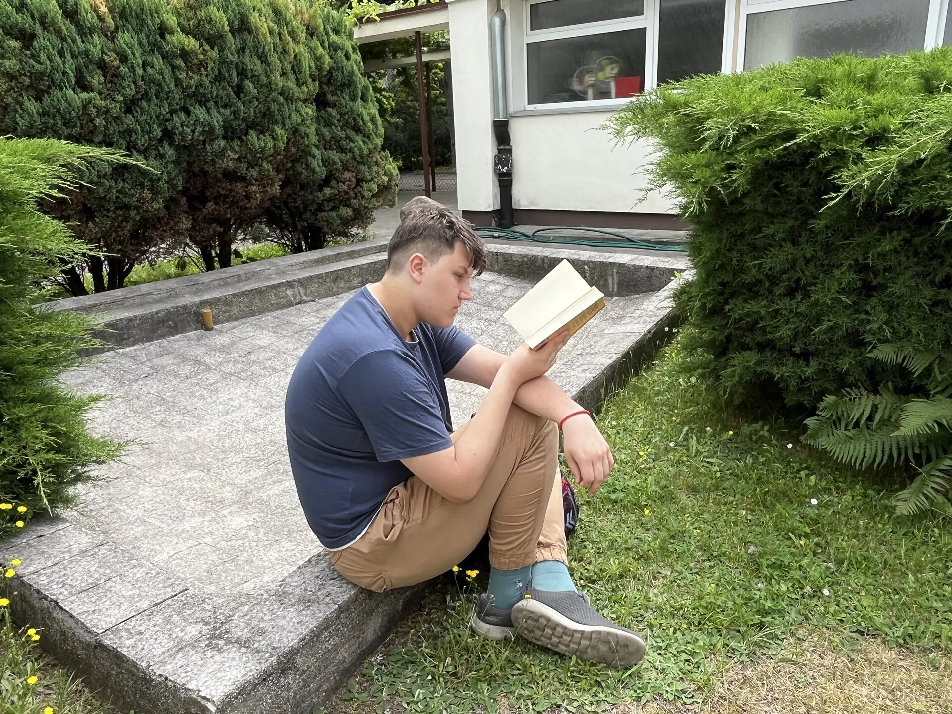 Wspólne czytanie książek "Łucka czyta" w patio