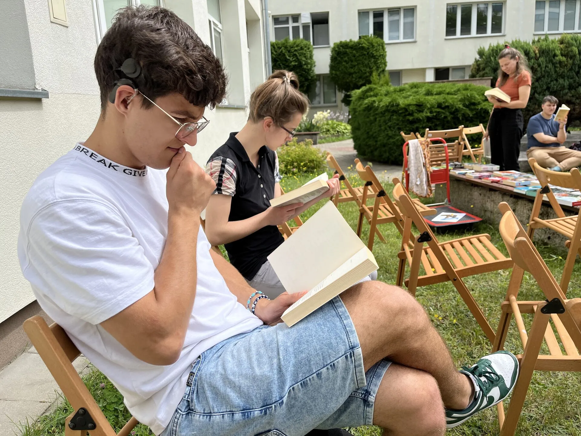 Wspólne czytanie książek "Łucka czyta" w patio