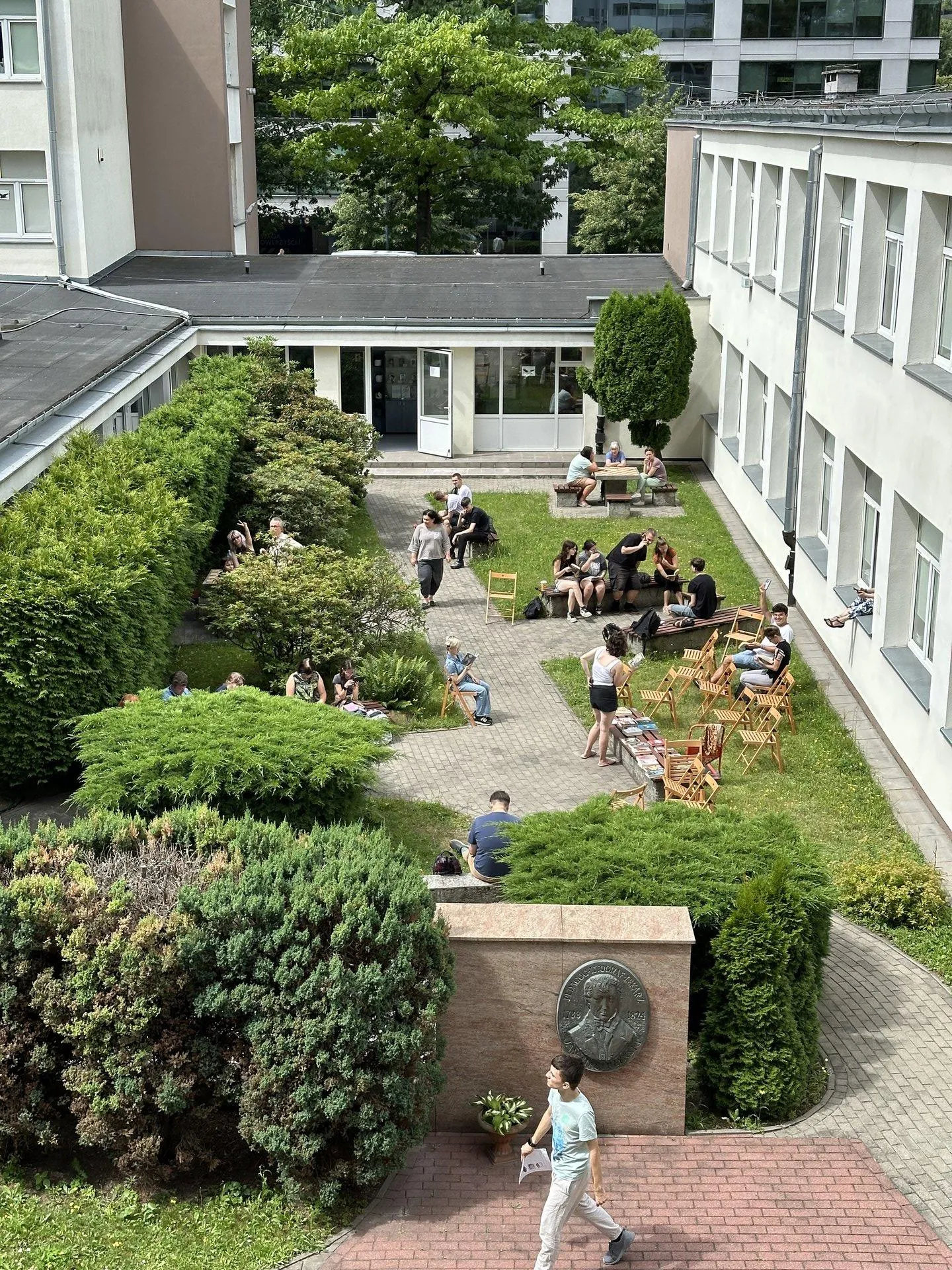 Wspólne czytanie książek "Łucka czyta" w patio