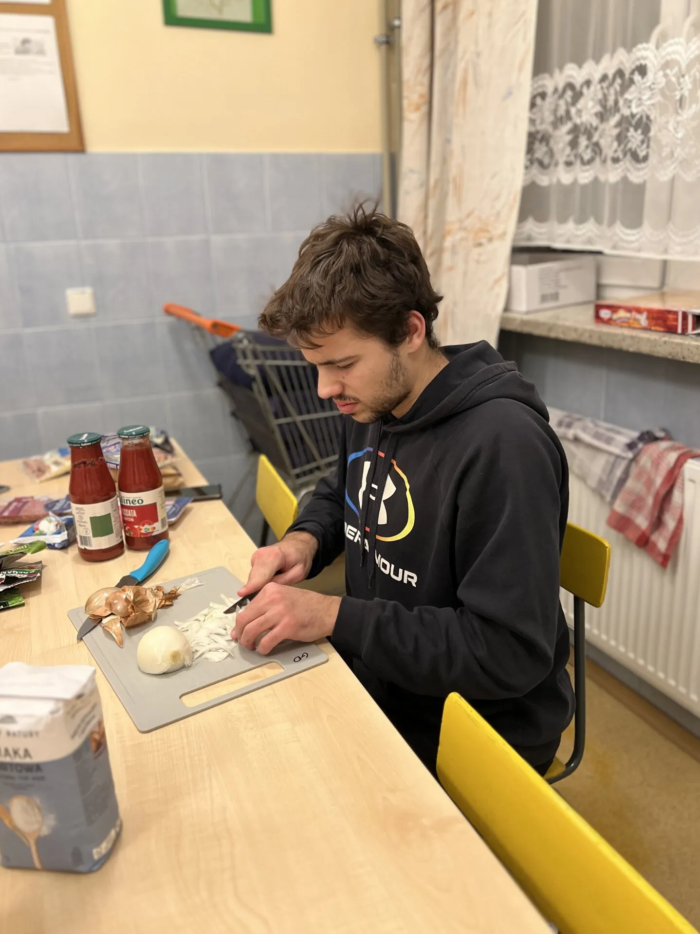 Uczniowie piekący pizze