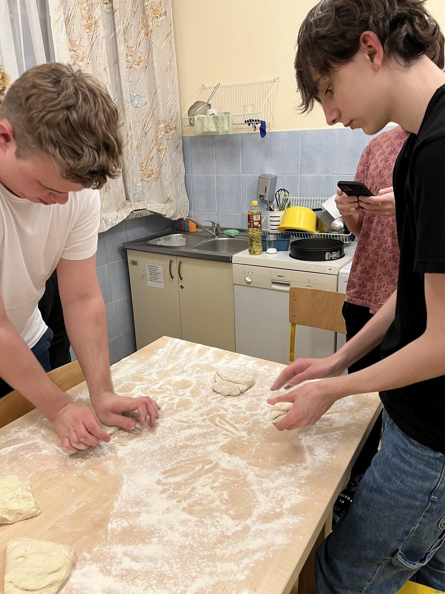 Uczniowie piekący pizze