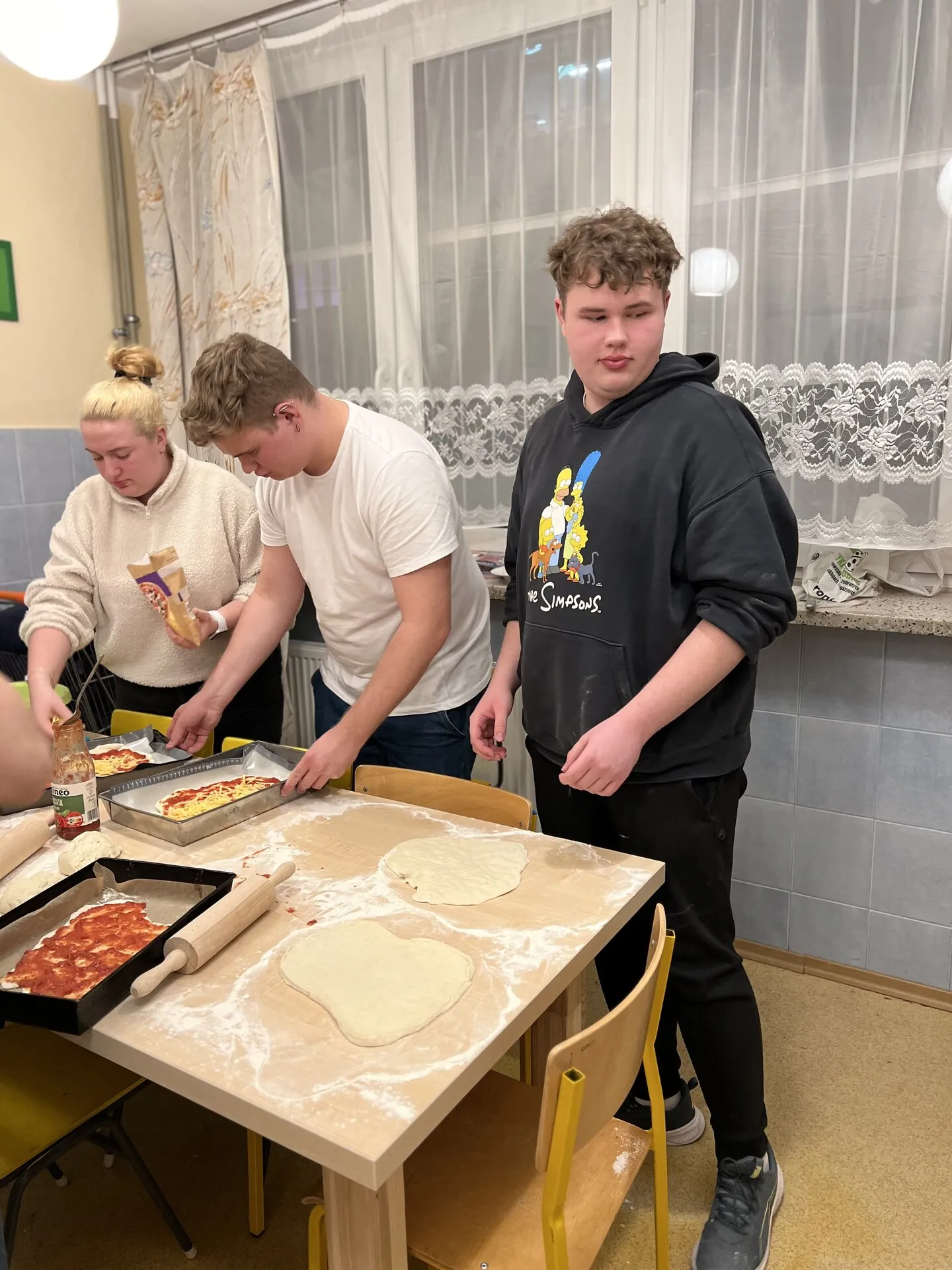 Uczniowie piekący pizze