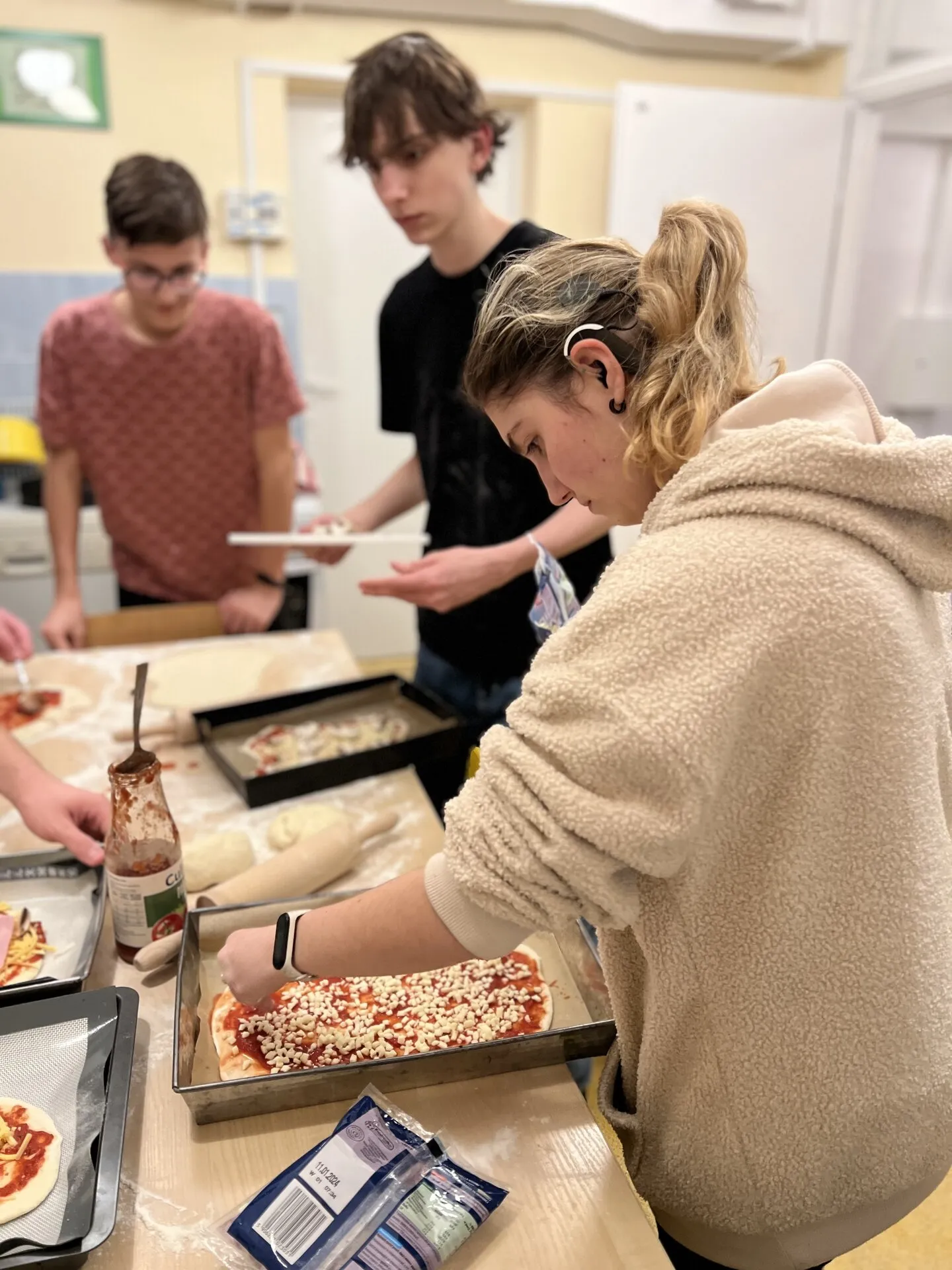 Uczniowie piekący pizze