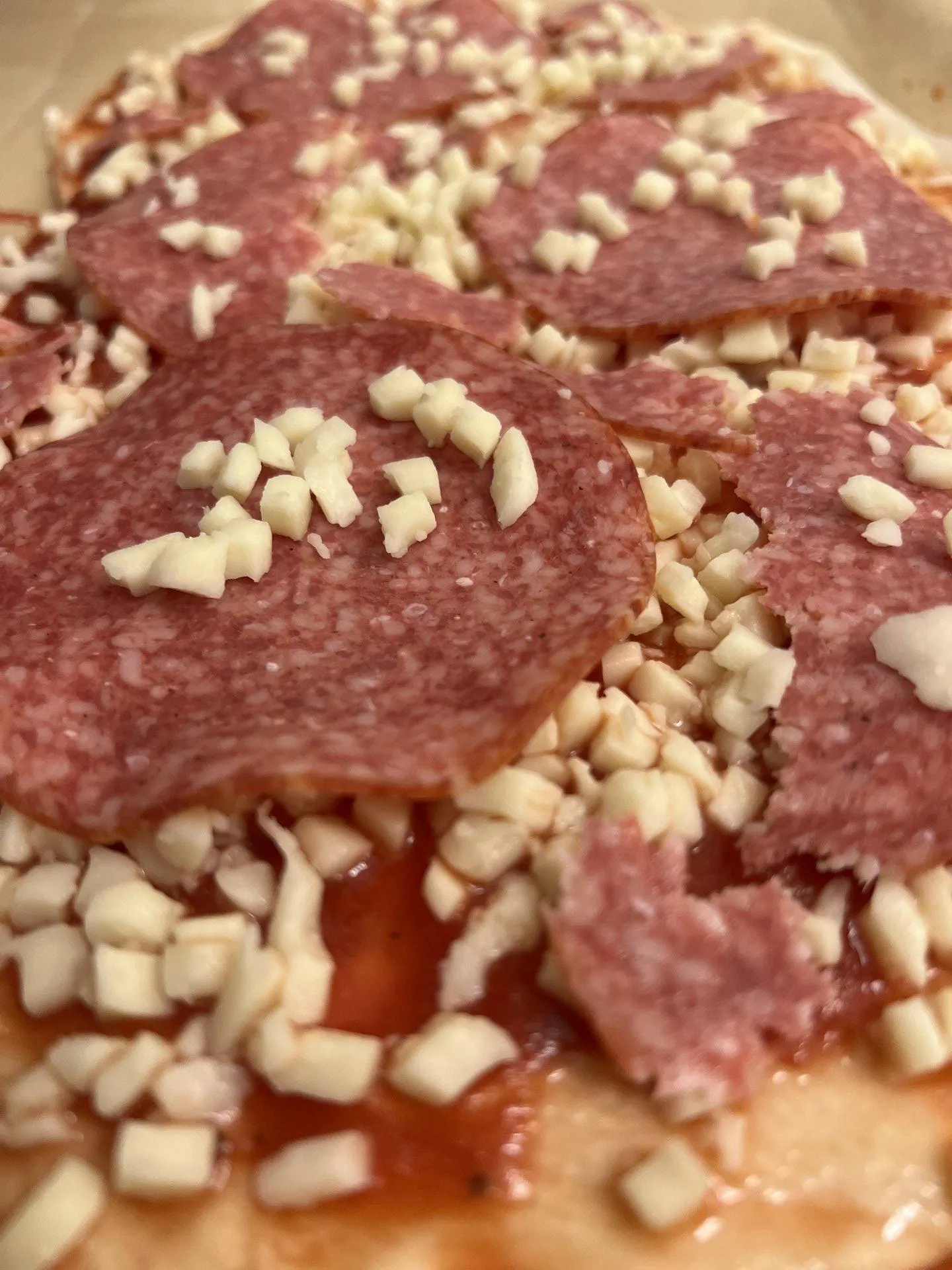Uczniowie piekący pizze