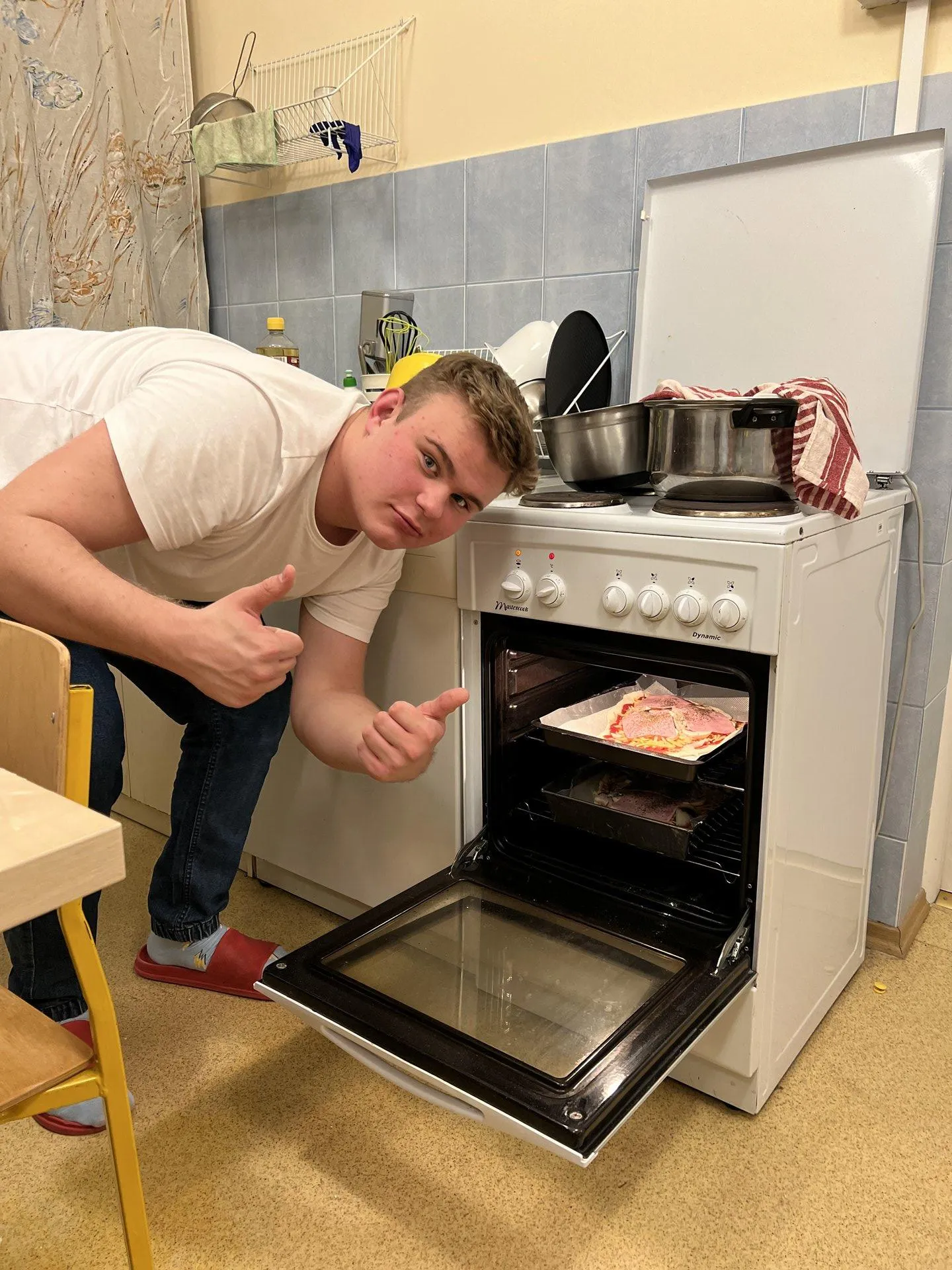 Uczniowie piekący pizze