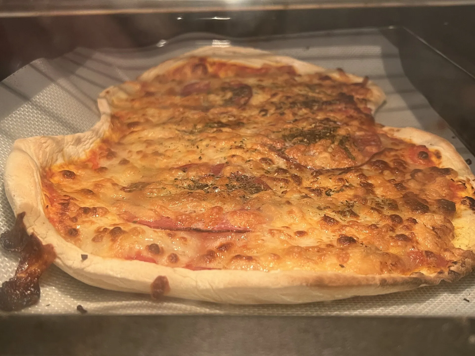 Uczniowie piekący pizze