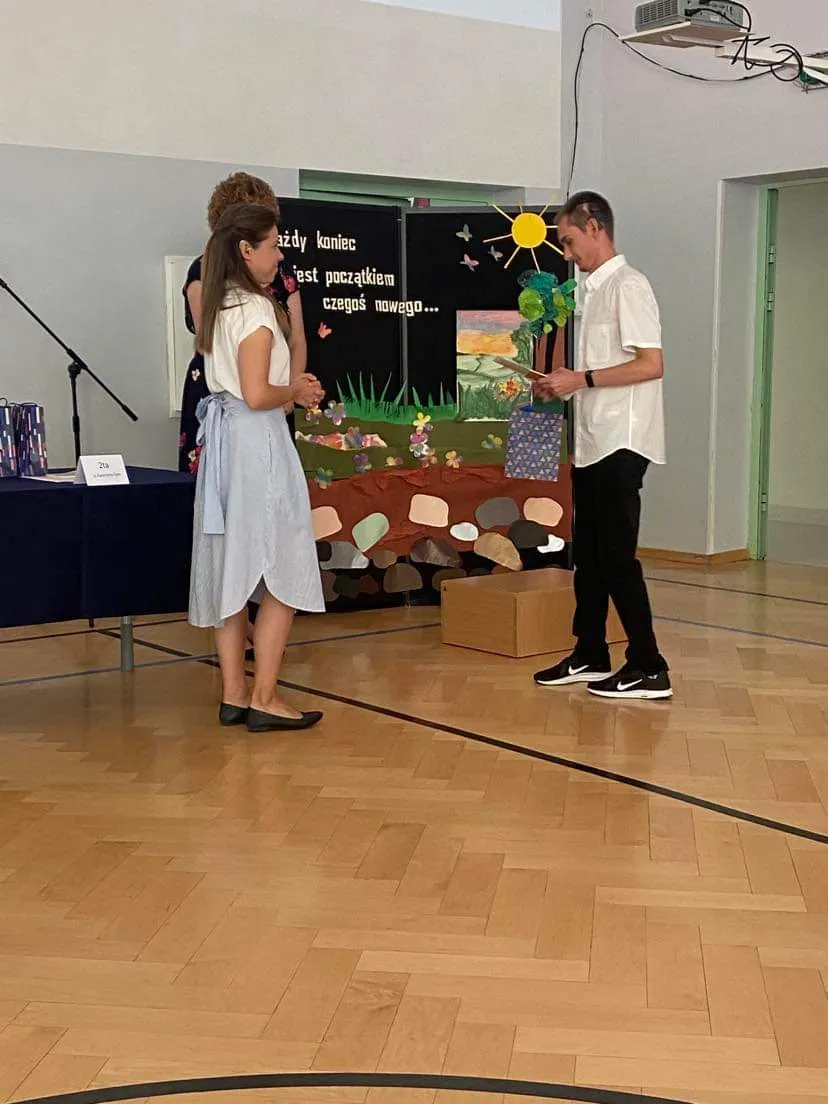 Pożegnanie uczniów szkoły policealnej 2ta