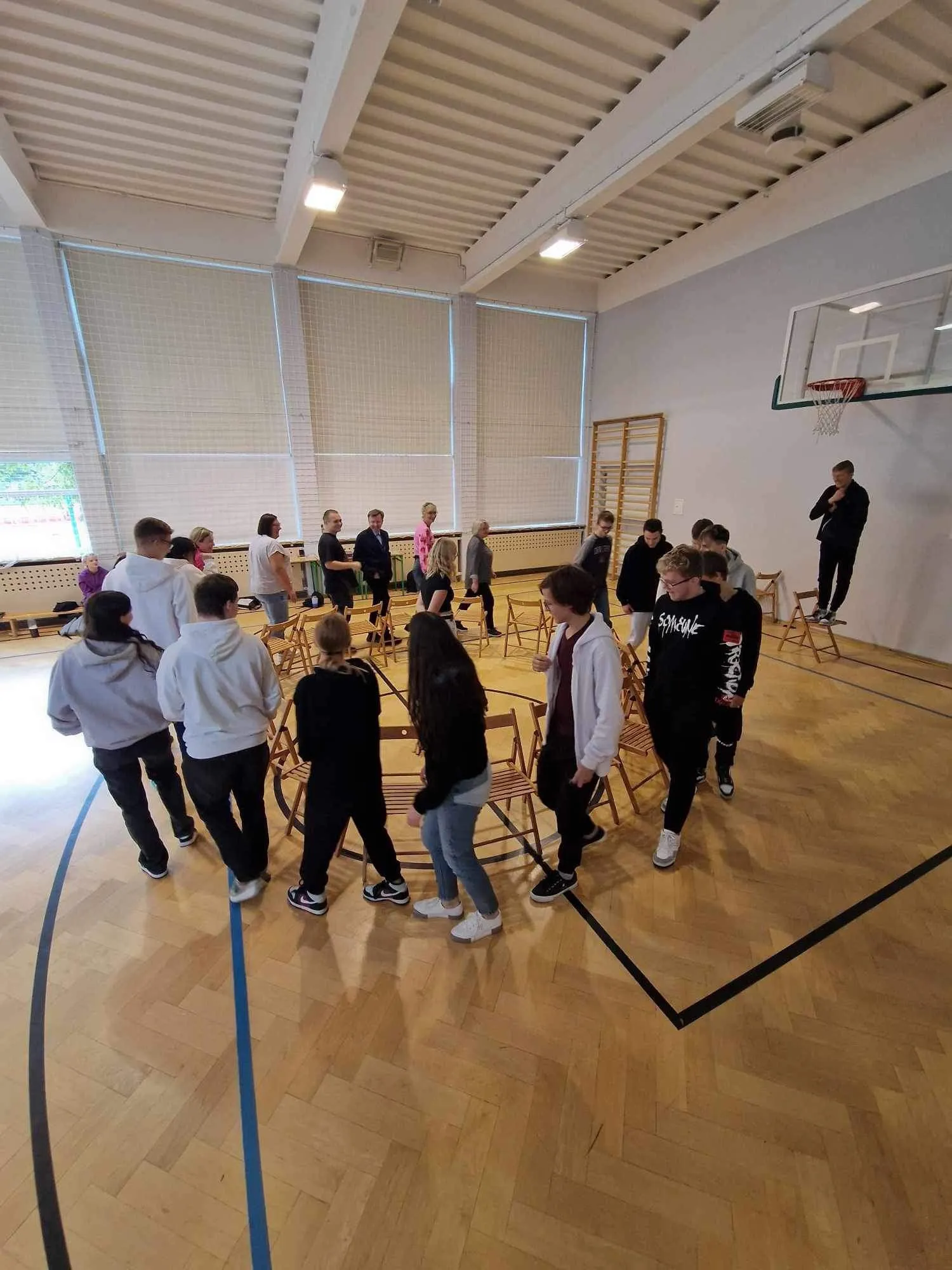Wspólne zabawy uczniowiów i nauczycieli w Dniu Edukacji Narodowej