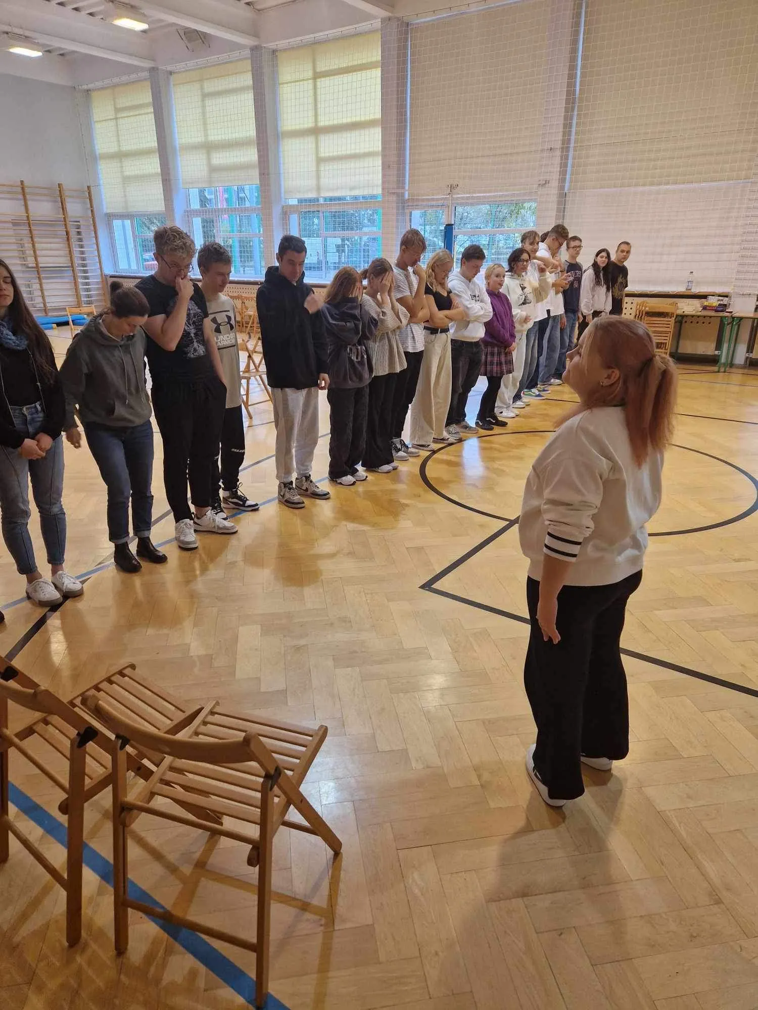 Wspólne zabawy uczniowiów i nauczycieli w Dniu Edukacji Narodowej