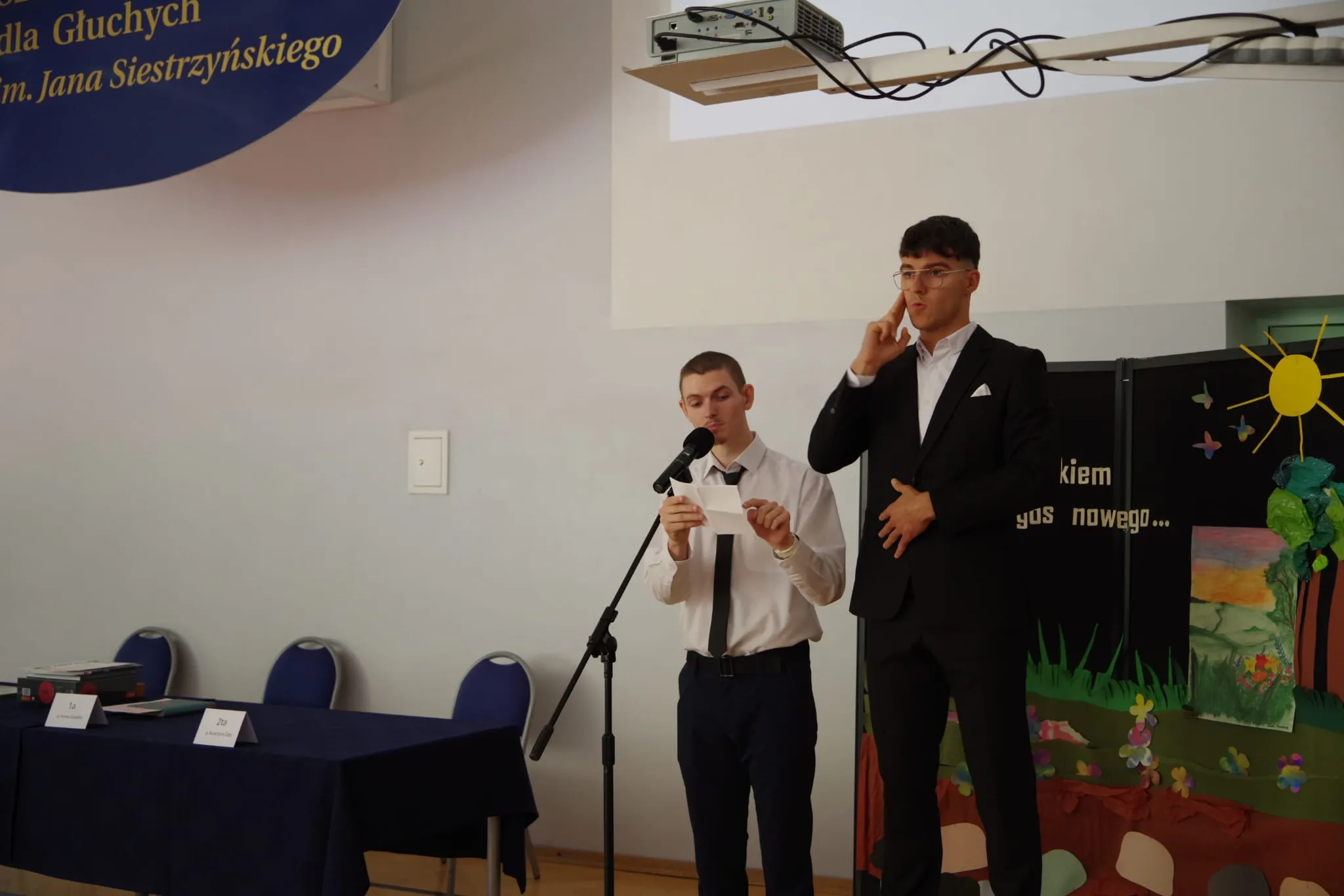 Pożegnanie uczniów szkoły policealnej 2ta