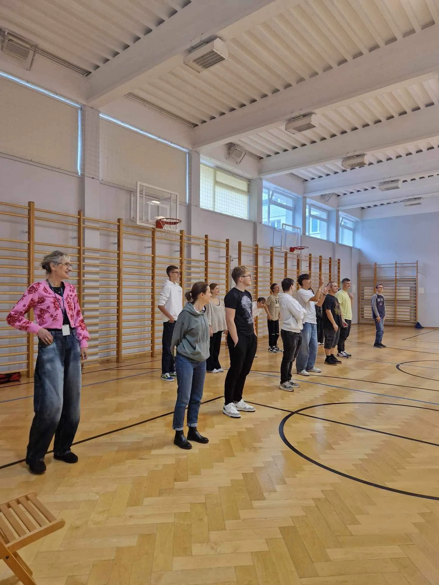 Wspólne zabawy uczniowiów i nauczycieli w Dniu Edukacji Narodowej