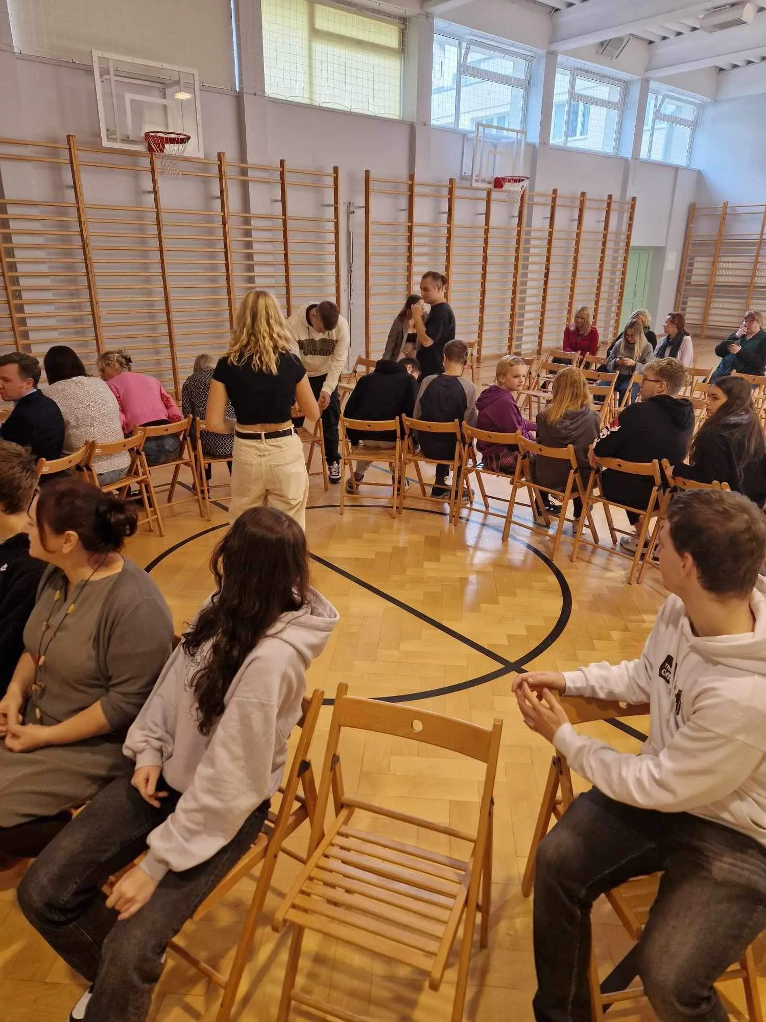 Wspólne zabawy uczniowiów i nauczycieli w Dniu Edukacji Narodowej
