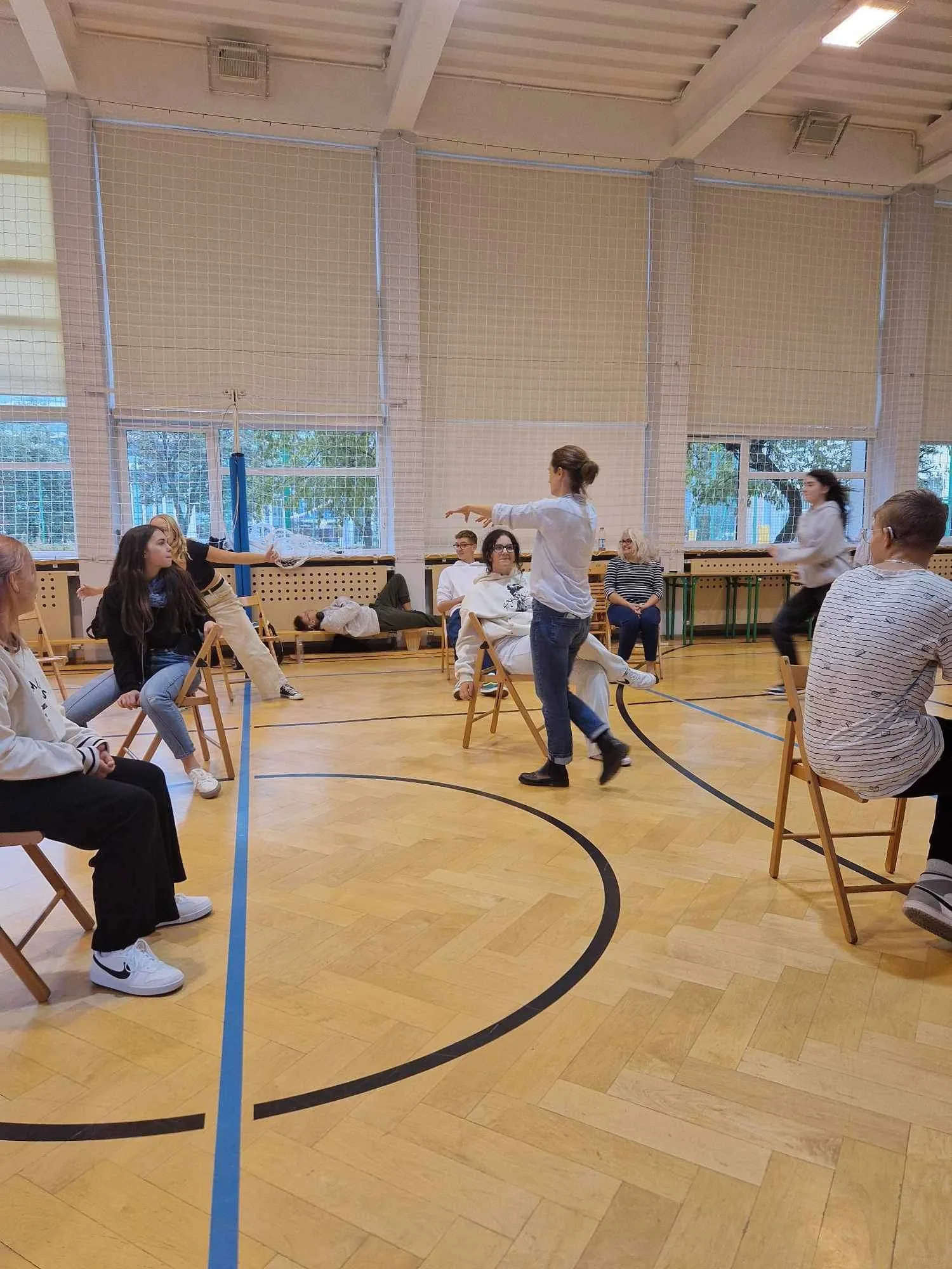 Wspólne zabawy uczniowiów i nauczycieli w Dniu Edukacji Narodowej
