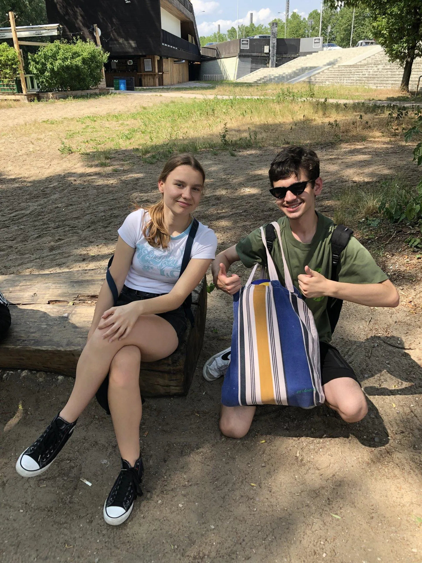 Grupa bajkomigaczy na pikniku nad Wisłą