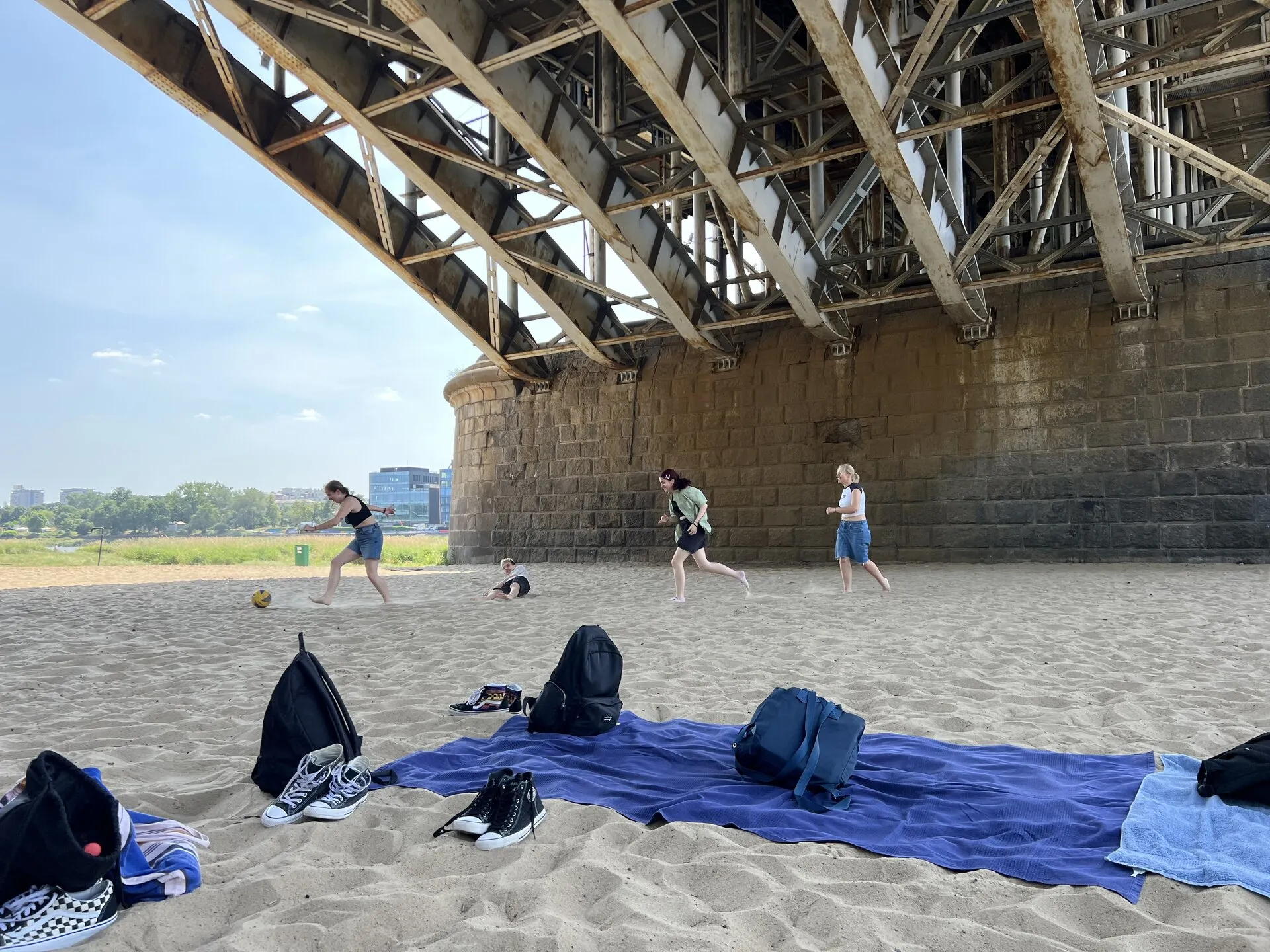 Grupa bajkomigaczy na pikniku nad Wisłą