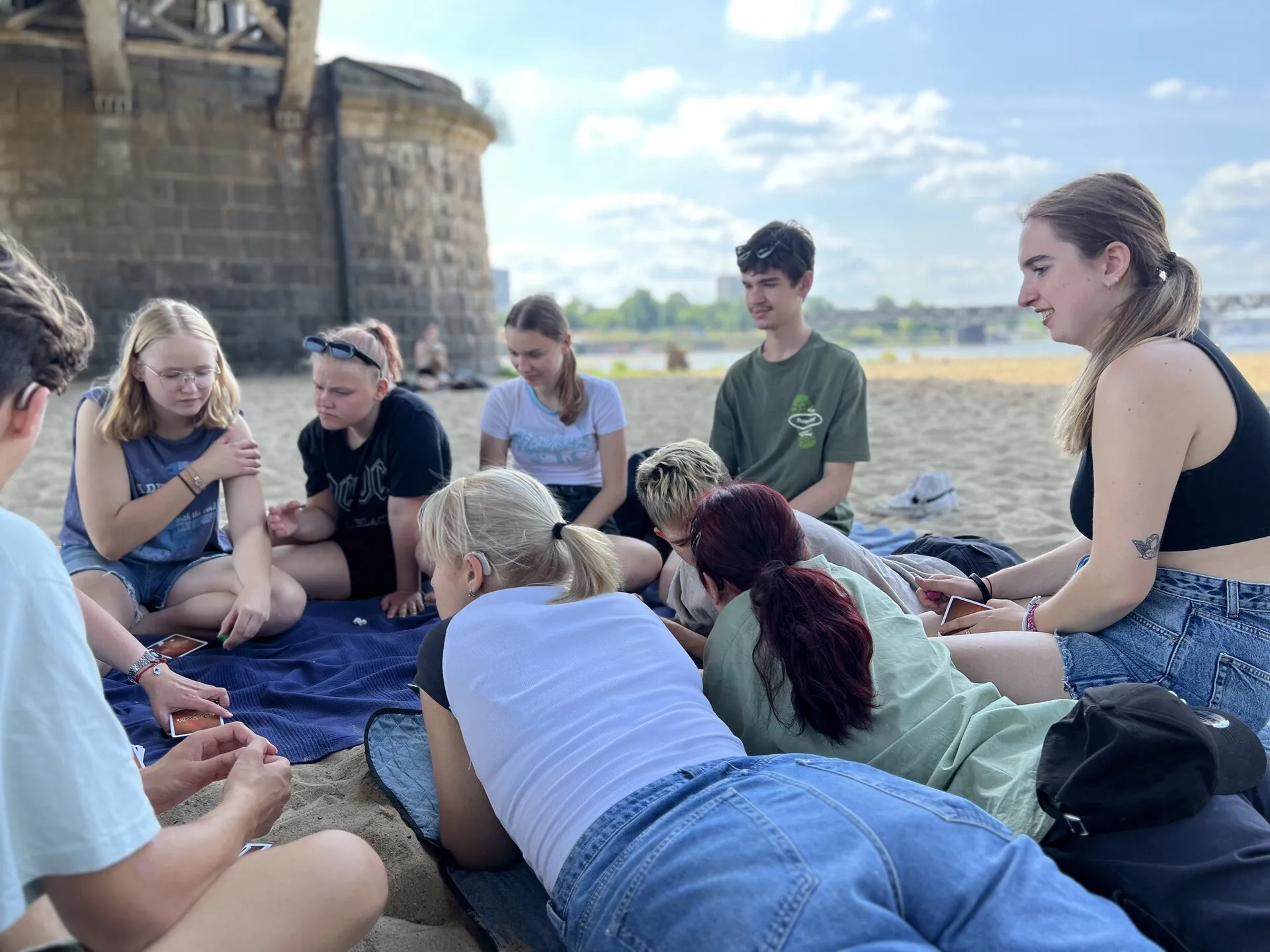 Grupa bajkomigaczy na pikniku nad Wisłą