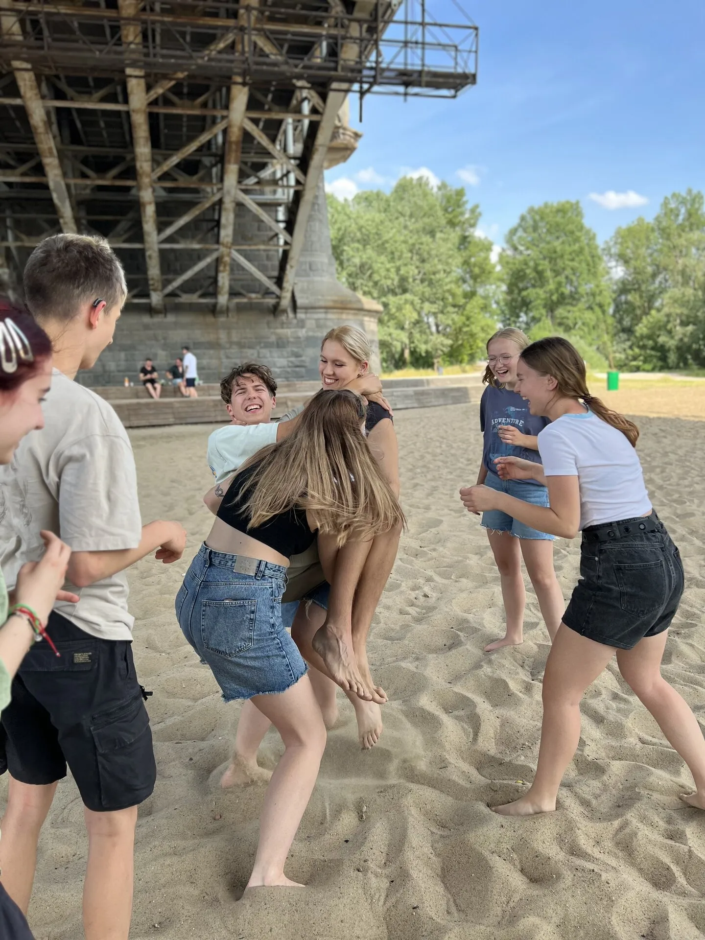 Grupa bajkomigaczy na pikniku nad Wisłą