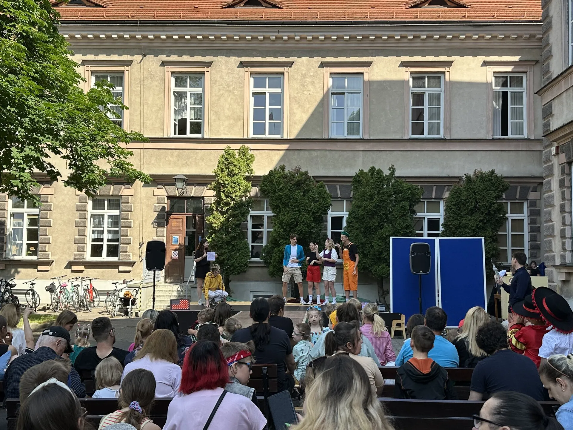 Gościnny występ bajkomigaczy dla przedszkolaków i ich rodzin w Instytucie Głuchoniemych