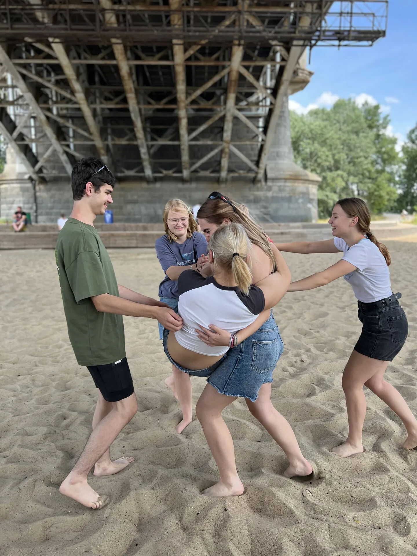 Grupa bajkomigaczy na pikniku nad Wisłą