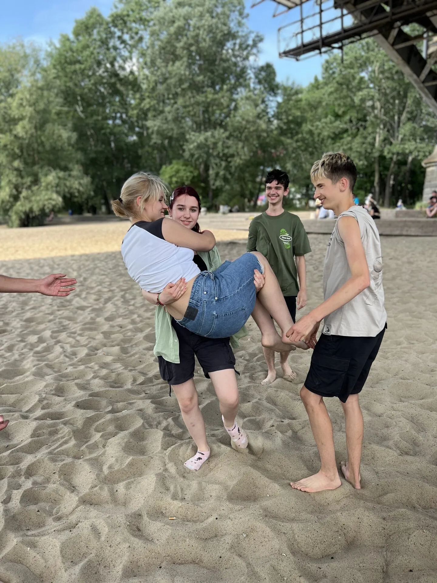 Grupa bajkomigaczy na pikniku nad Wisłą