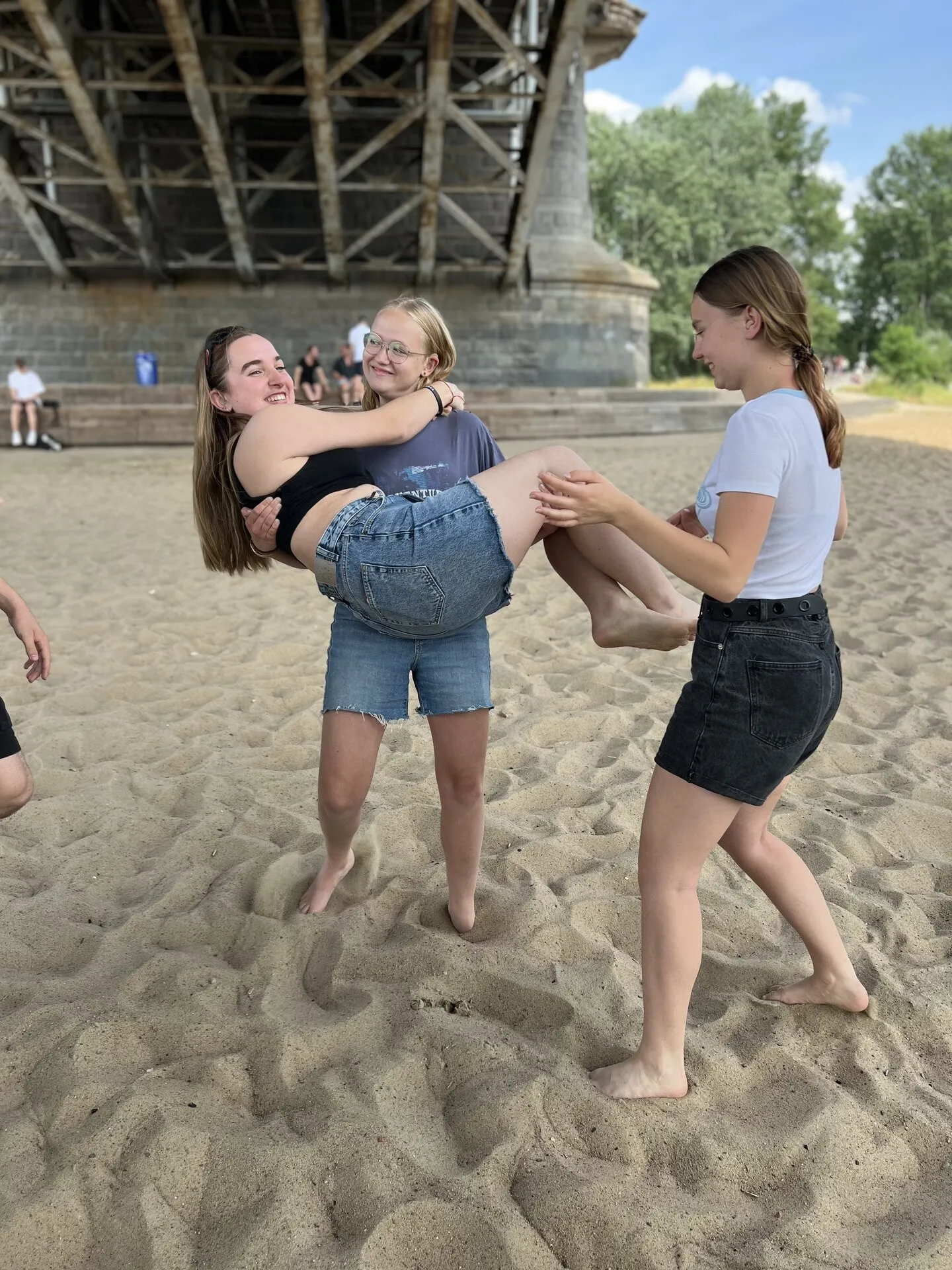Grupa bajkomigaczy na pikniku nad Wisłą