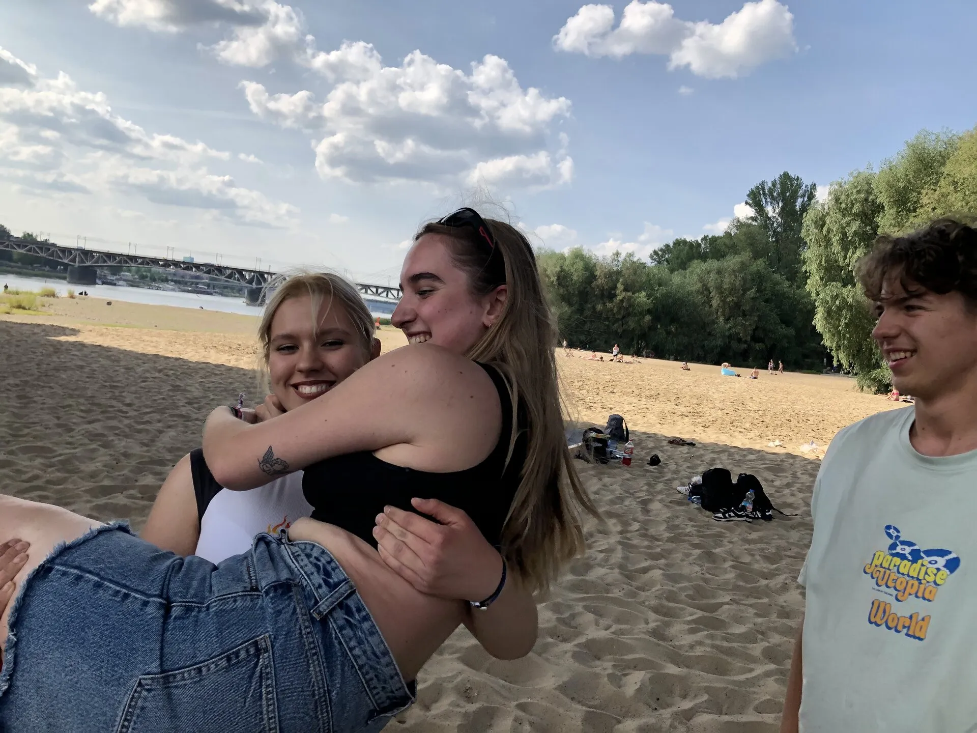 Grupa bajkomigaczy na pikniku nad Wisłą