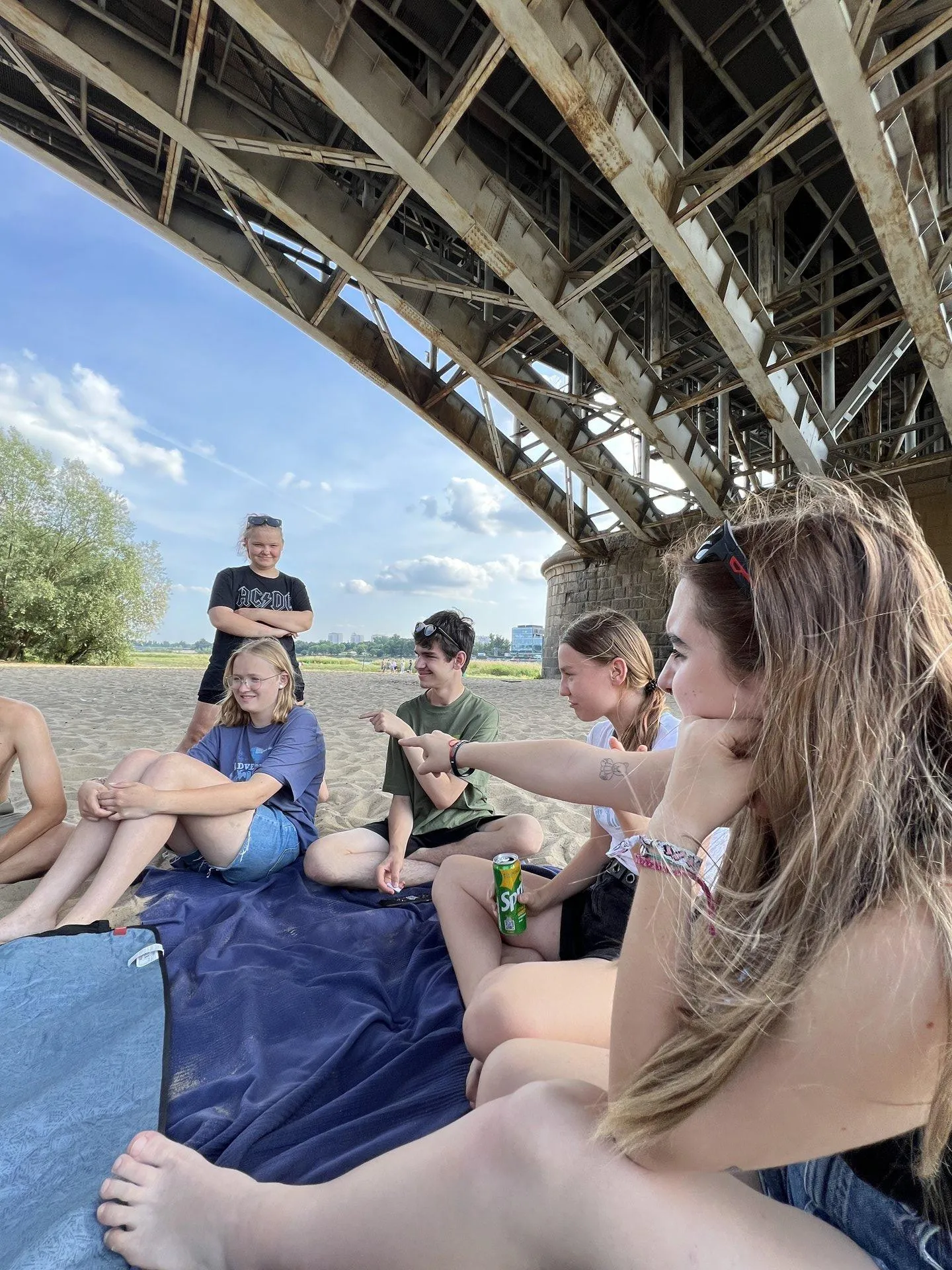 Grupa bajkomigaczy na pikniku nad Wisłą